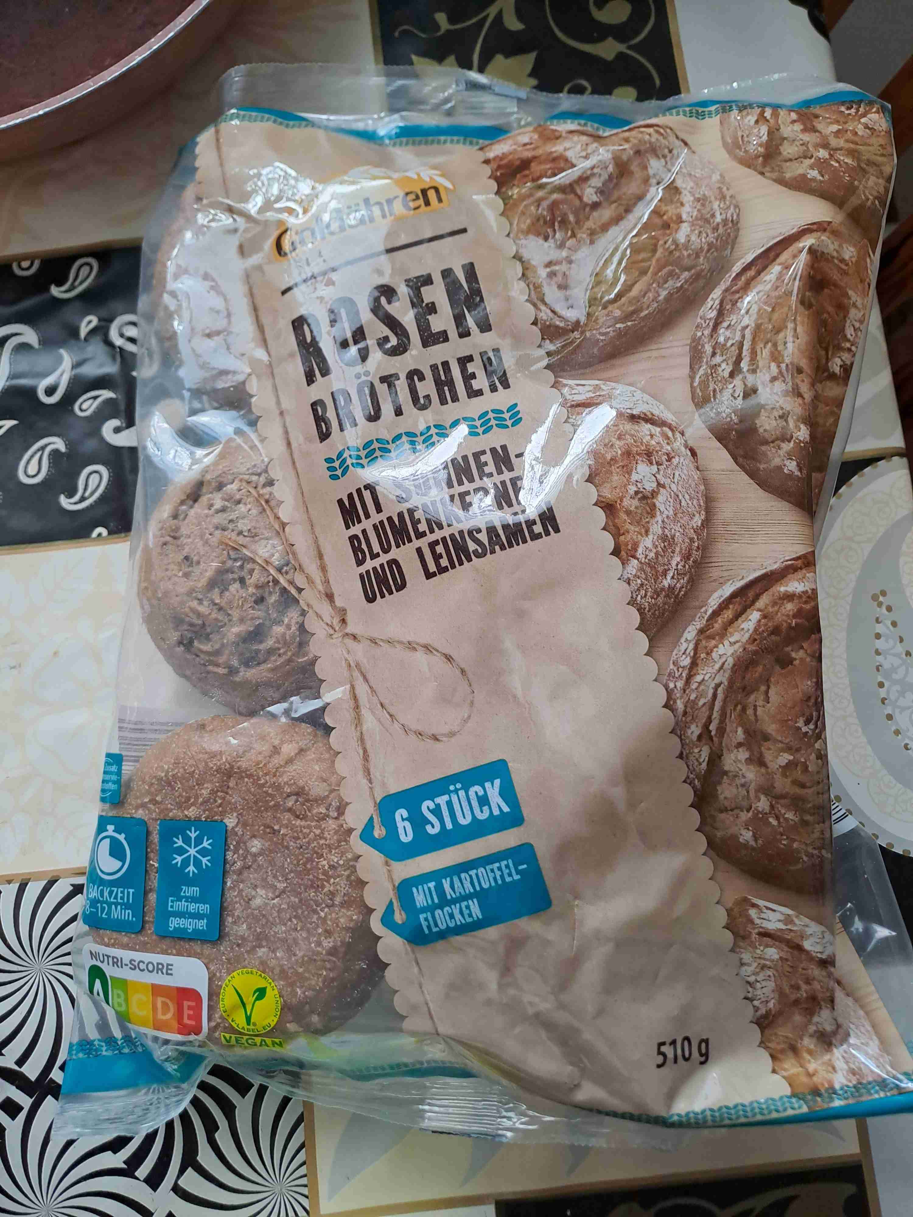 Rosenbrötchen mit Sonnenblumenkernen und Leinsamen 
