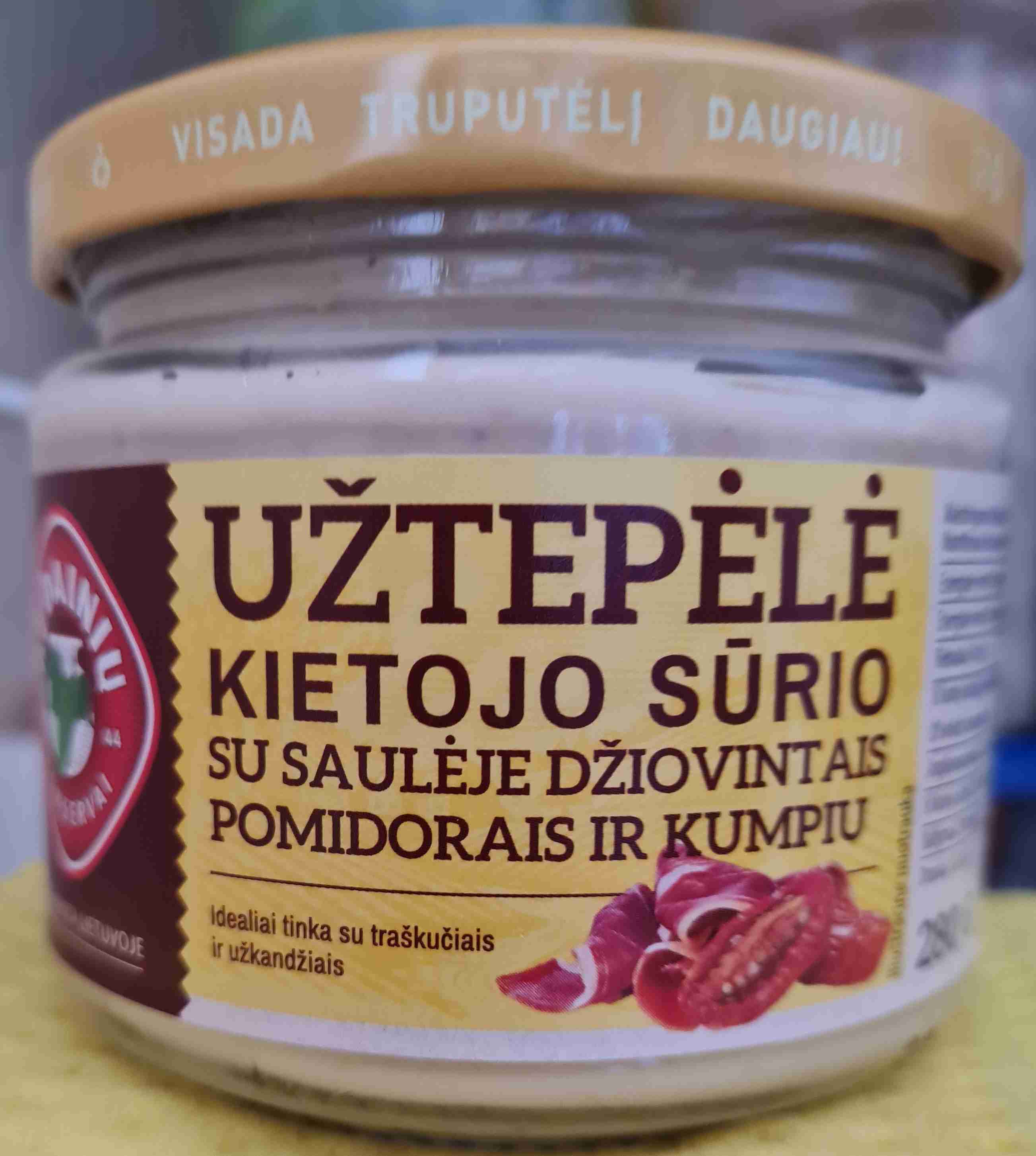 Užtepėlė kietojo sūrio su saulėje džiovintais pomidorais ir kumpiu