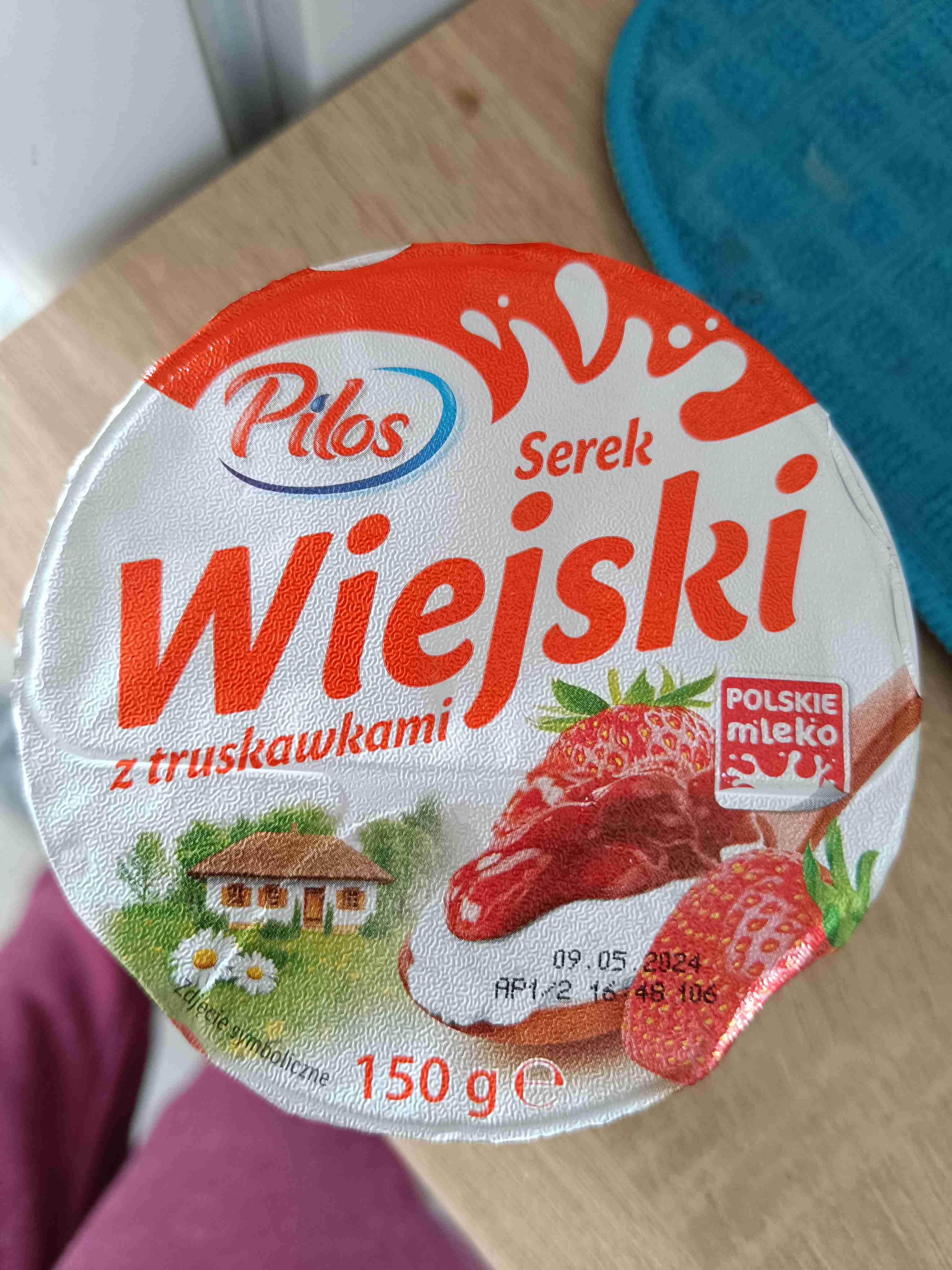 Serek wiejski z truskawkami