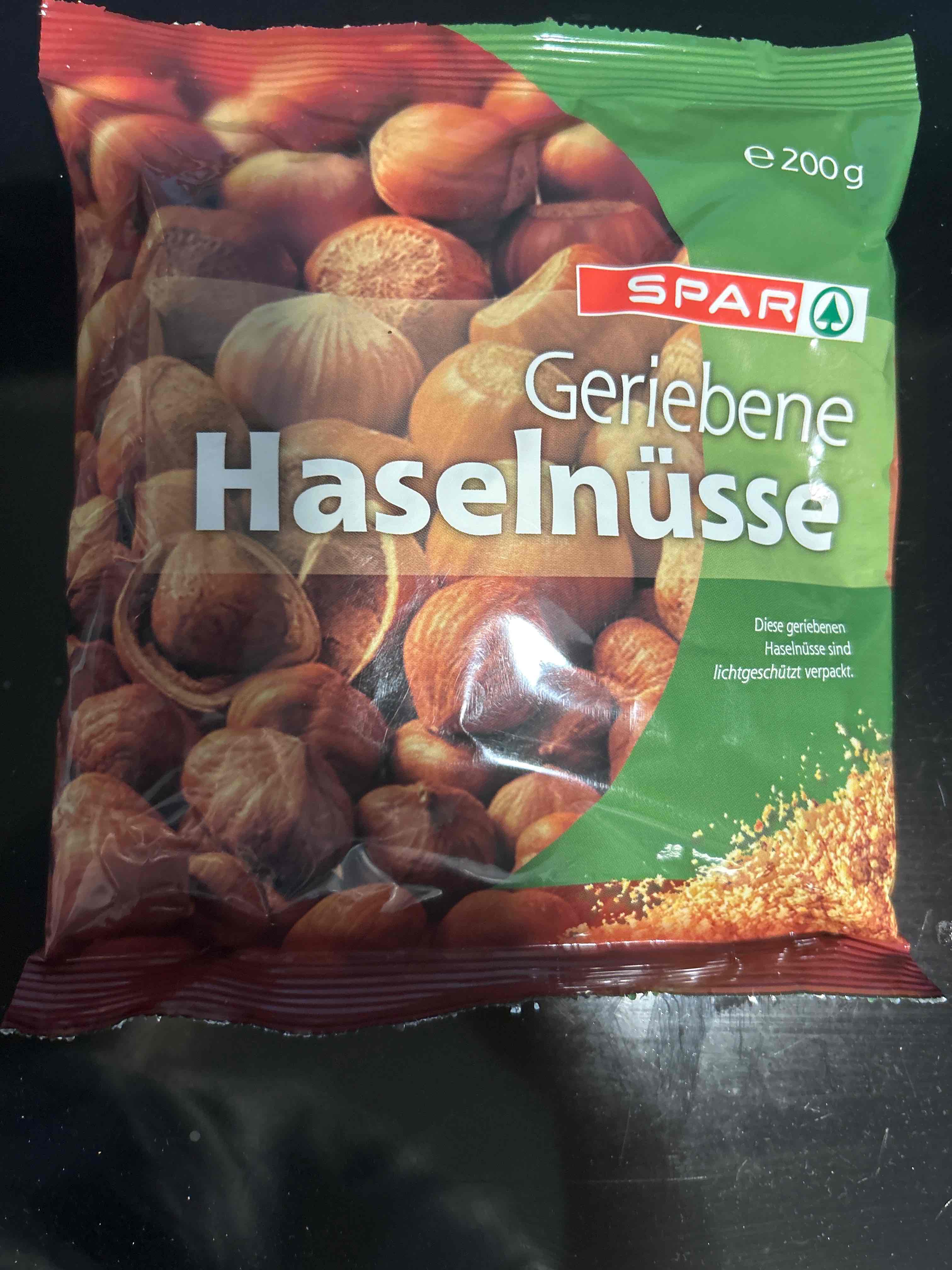 Geriebene Haselnüsse