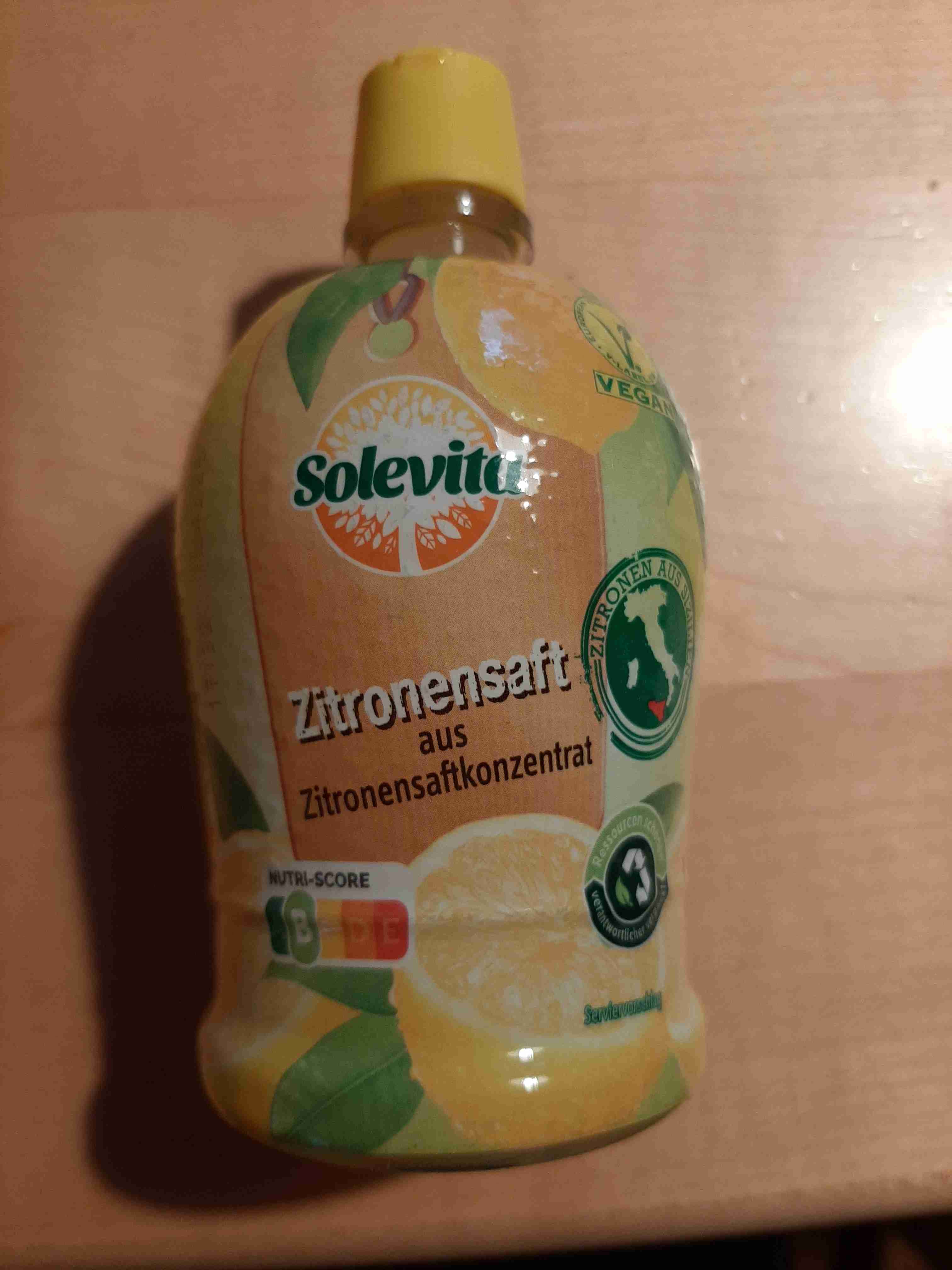 Zitronensaft aus Zitronensaftkonzentrat