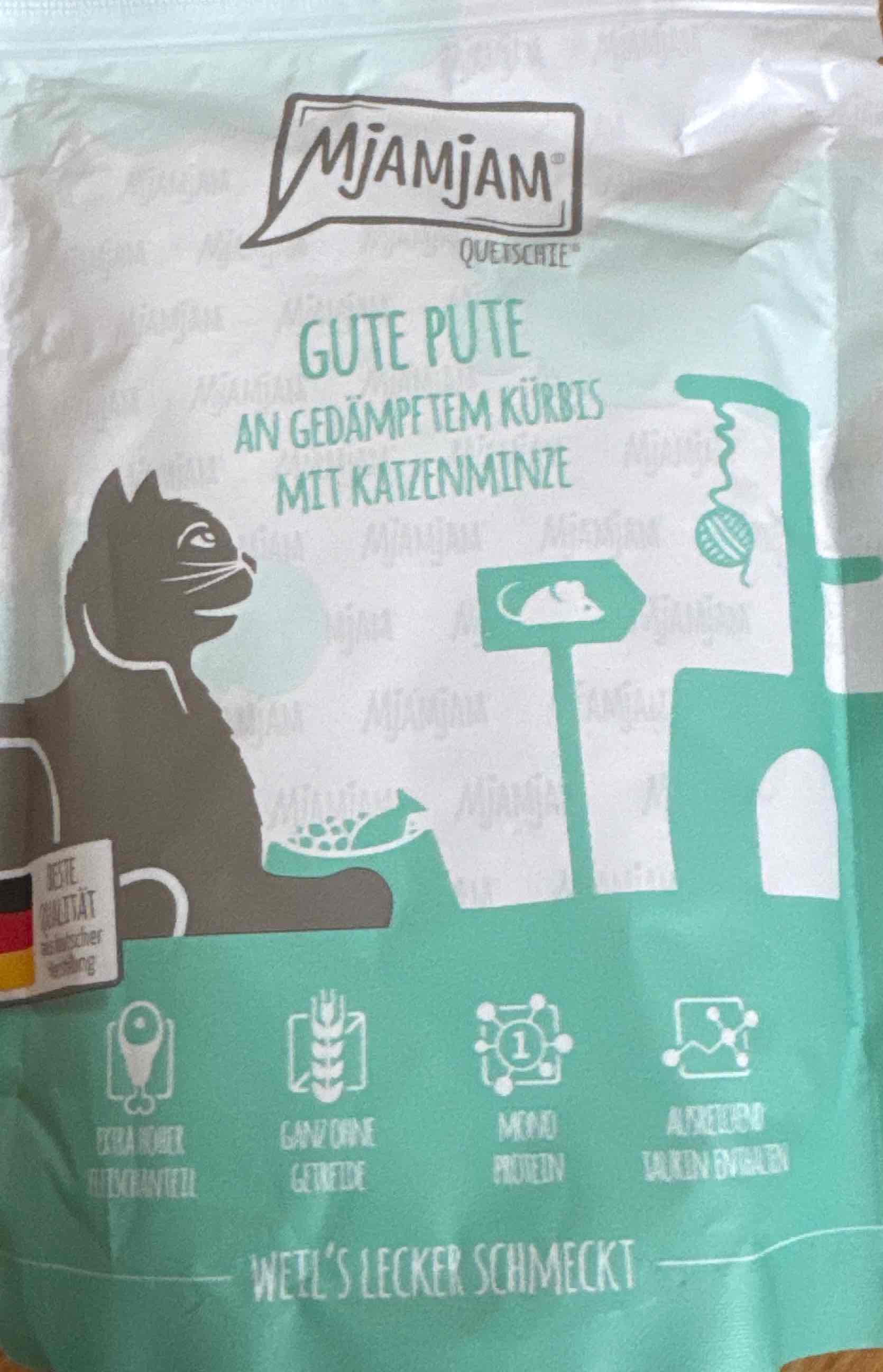 Gute Pute an gedämpftem Kürbis mit Katzenminze