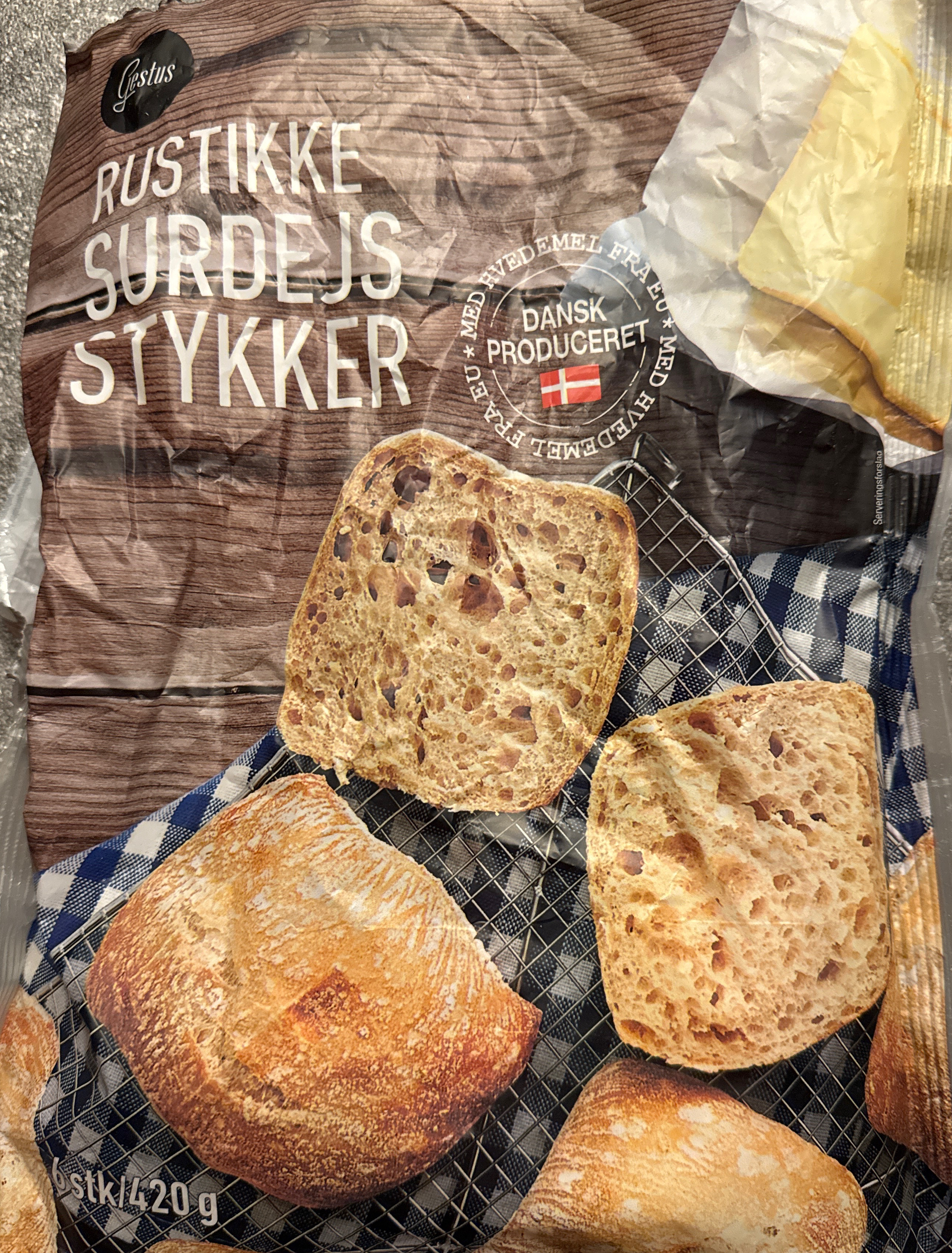 Rustikke surdejs-stykker