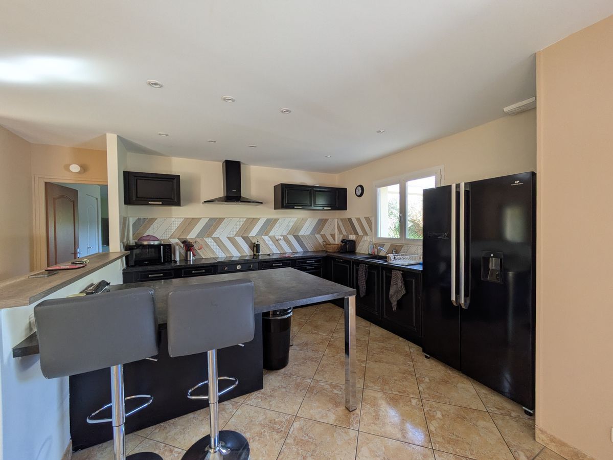 Maison 6 pièces 145 m² · à Assieu · 145 m² · 1 500 €/mois