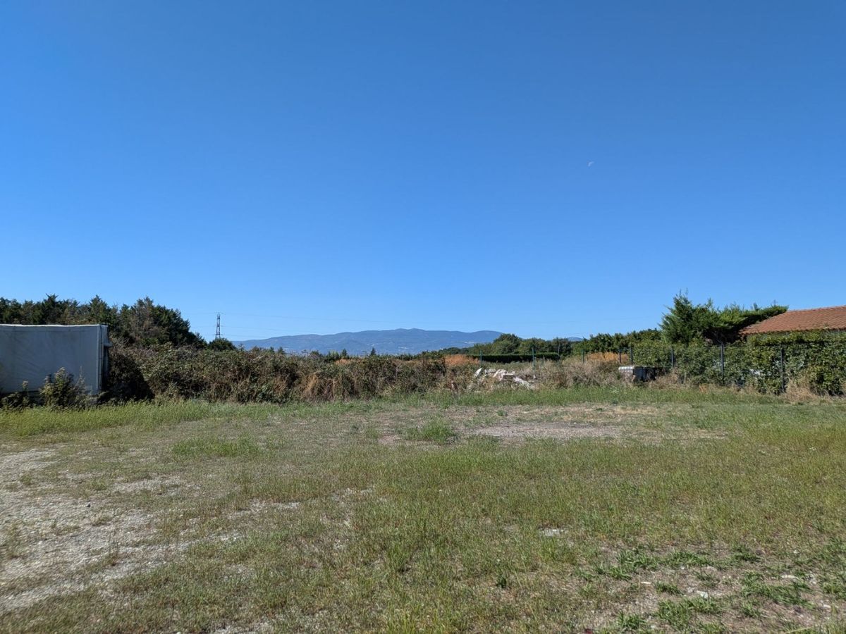 beau terrain plat de 440 m² à roussillon · 74 000 €