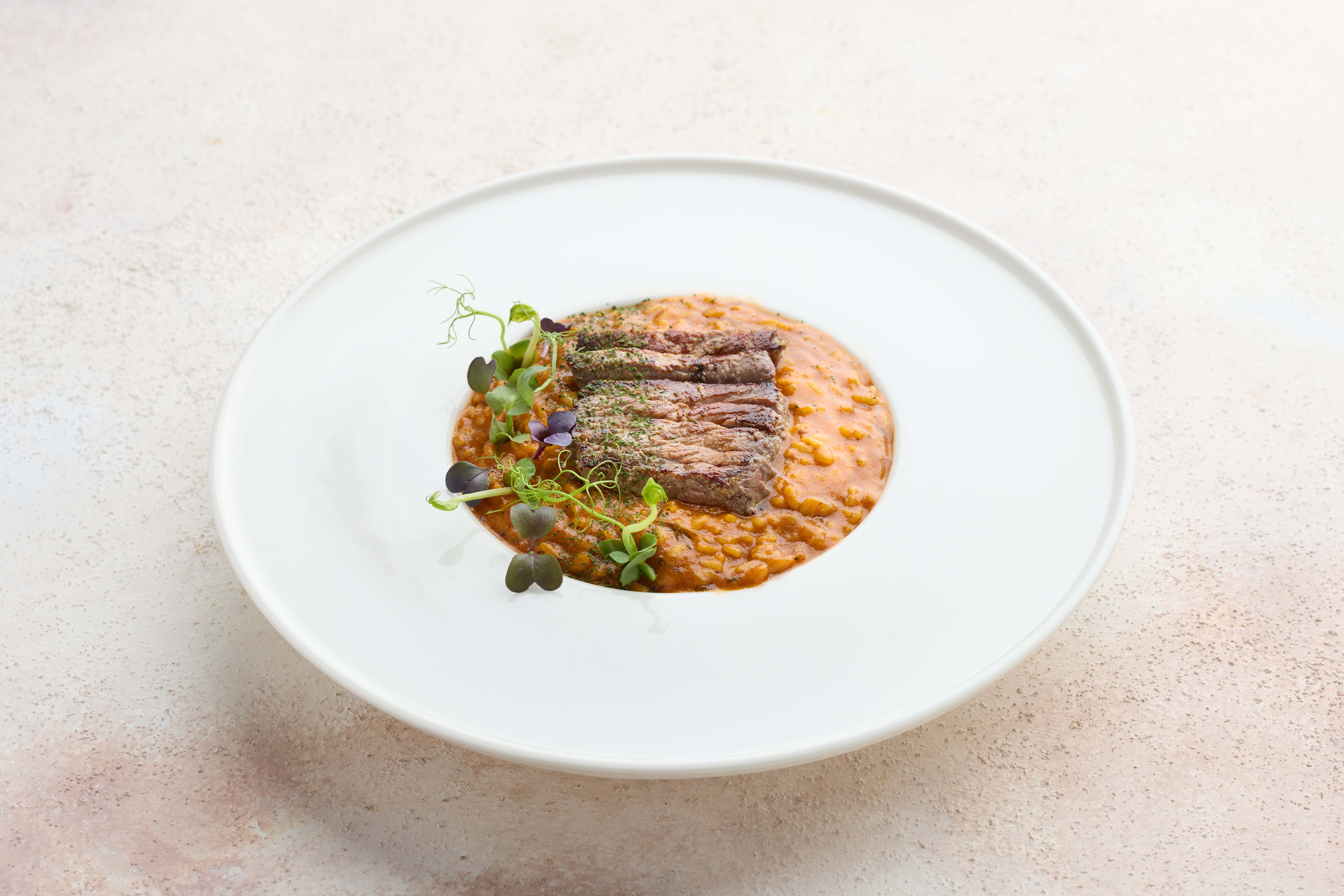 Red risotto with meat