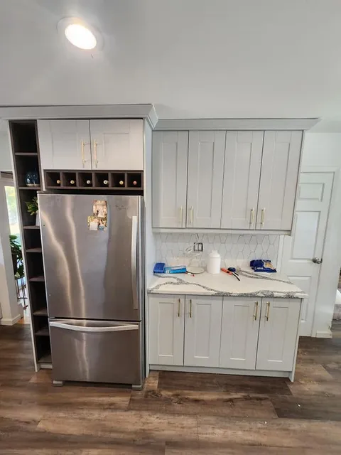 White shaker kitchen with waterfall island: Parisi Home Improvement kitchen project, photo 3