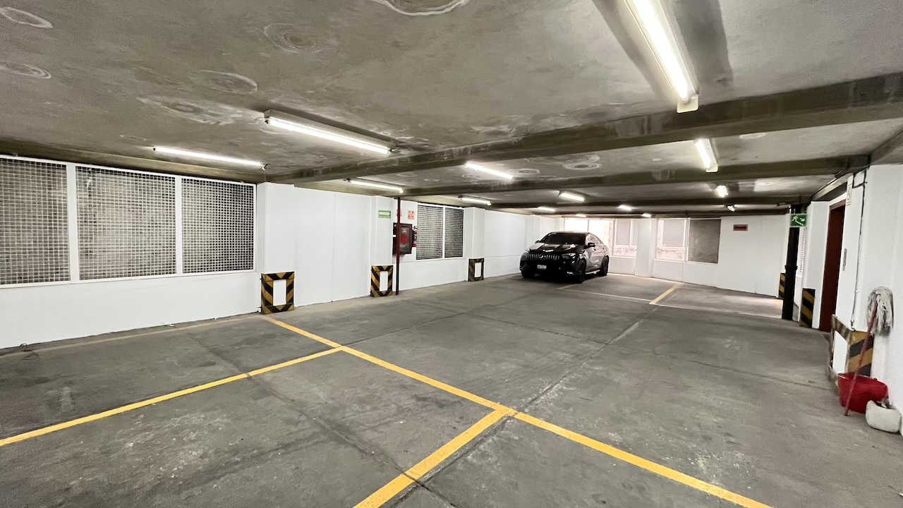 Estacionamiento en Alvaro Obregón e Insurgentes, Roma Norte