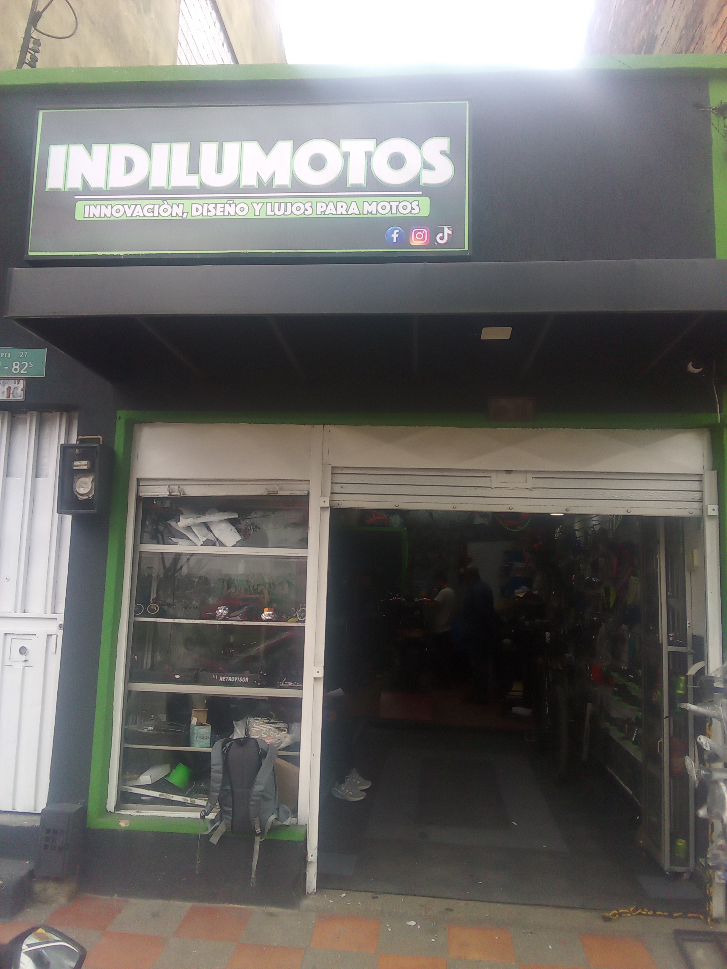 Accesorios en fibra para moto