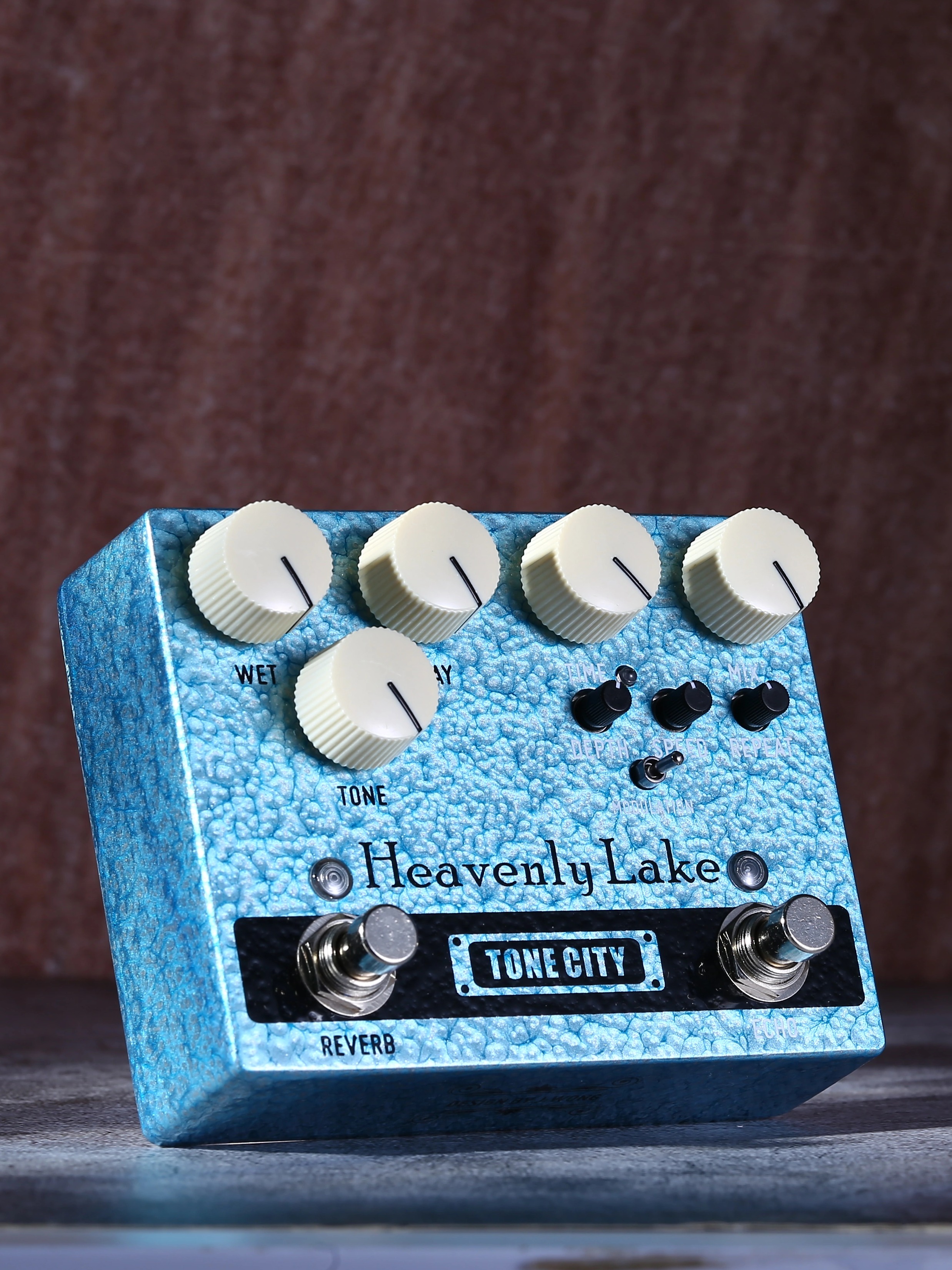 TONE CITY HEAVENLY LAKE는 아날로그와 디지털 기술을 통합하여 딜레이와 리버브를 독특하게 결합한 제품입니다 제품 이미지