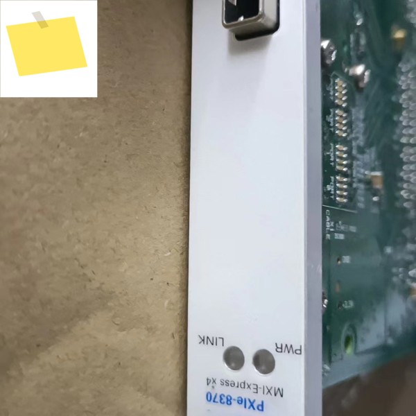 PXIe-8370 779720-01 PXI 원격 제어 모듈 제품 이미지