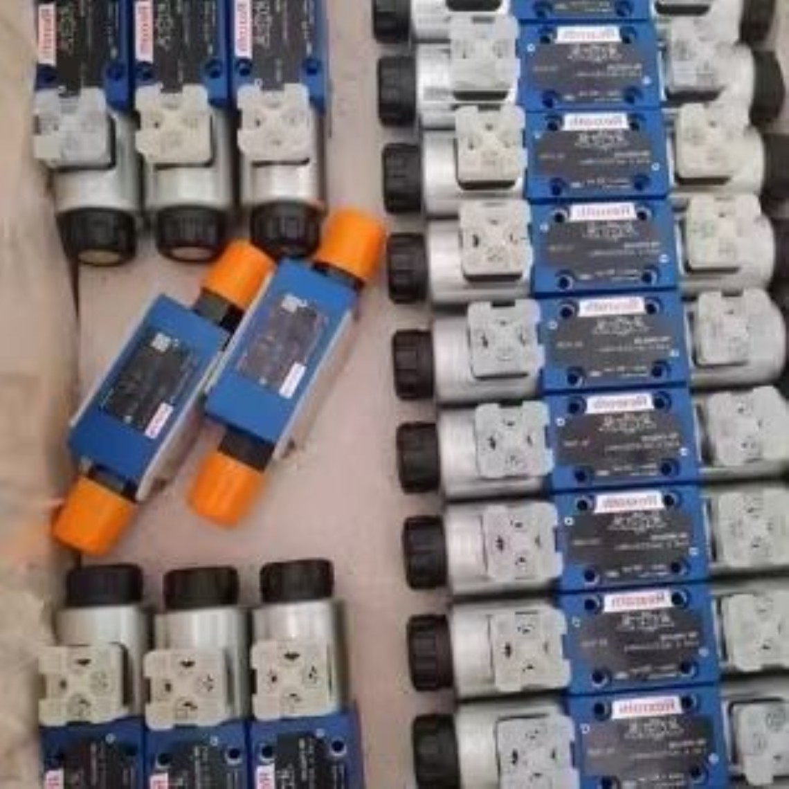 R900941443 4WE6J62EG24N9DK35L 새제품 전자기 방향 밸브 제품 이미지