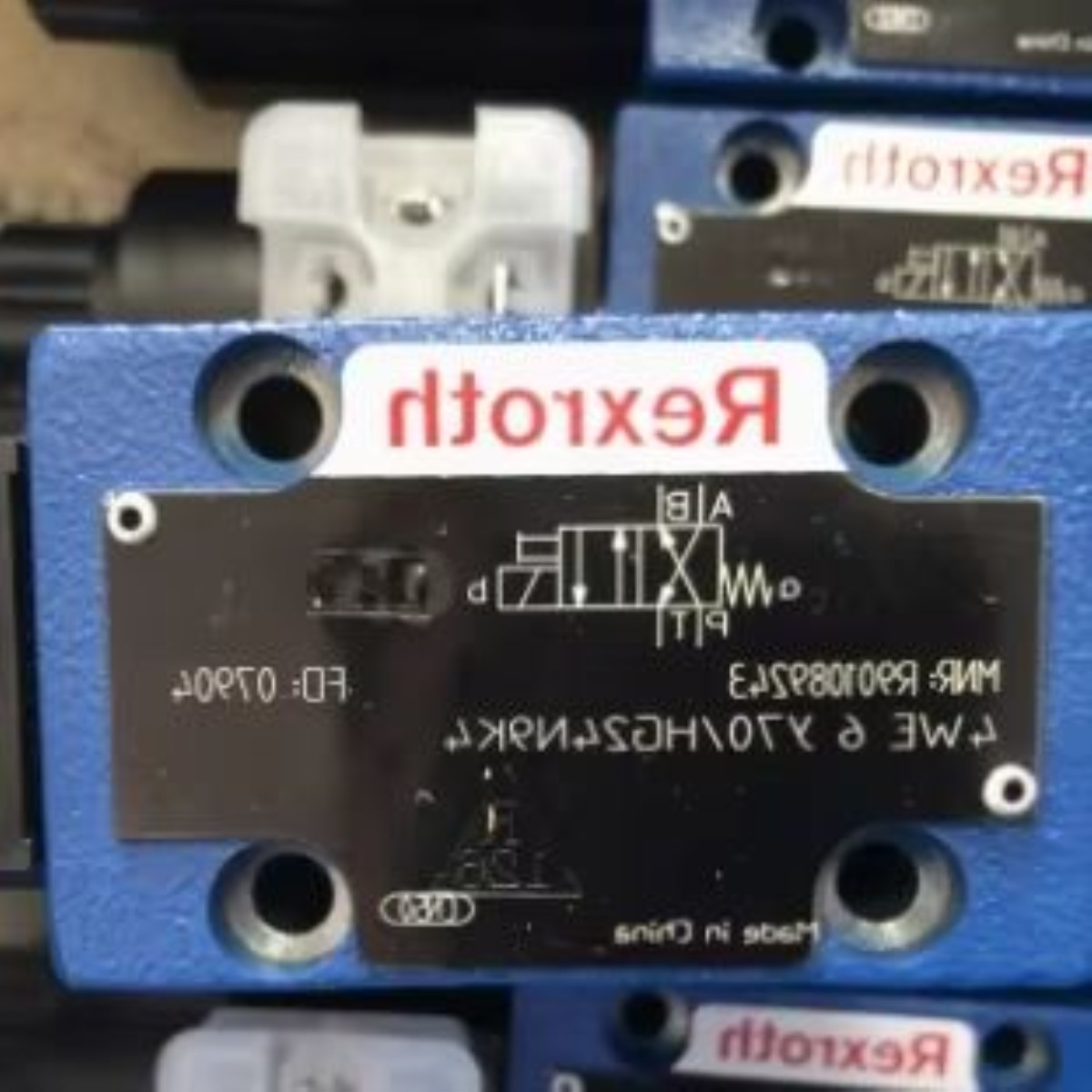R901089243 4WE6Y70HG24N9K4 R900561278 유압 전자기 방향 제어 밸브 제품 이미지