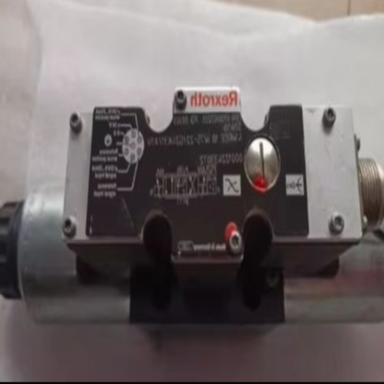 R900927233 4WREE10W75-22G24K31A1V 비례 밸브 제품 이미지