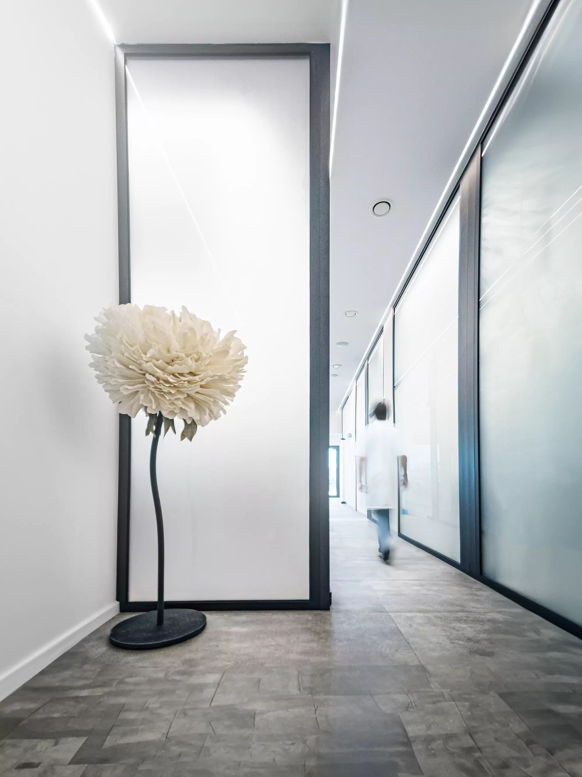 Design details of the clinic — a large flower-design prop in the hallway