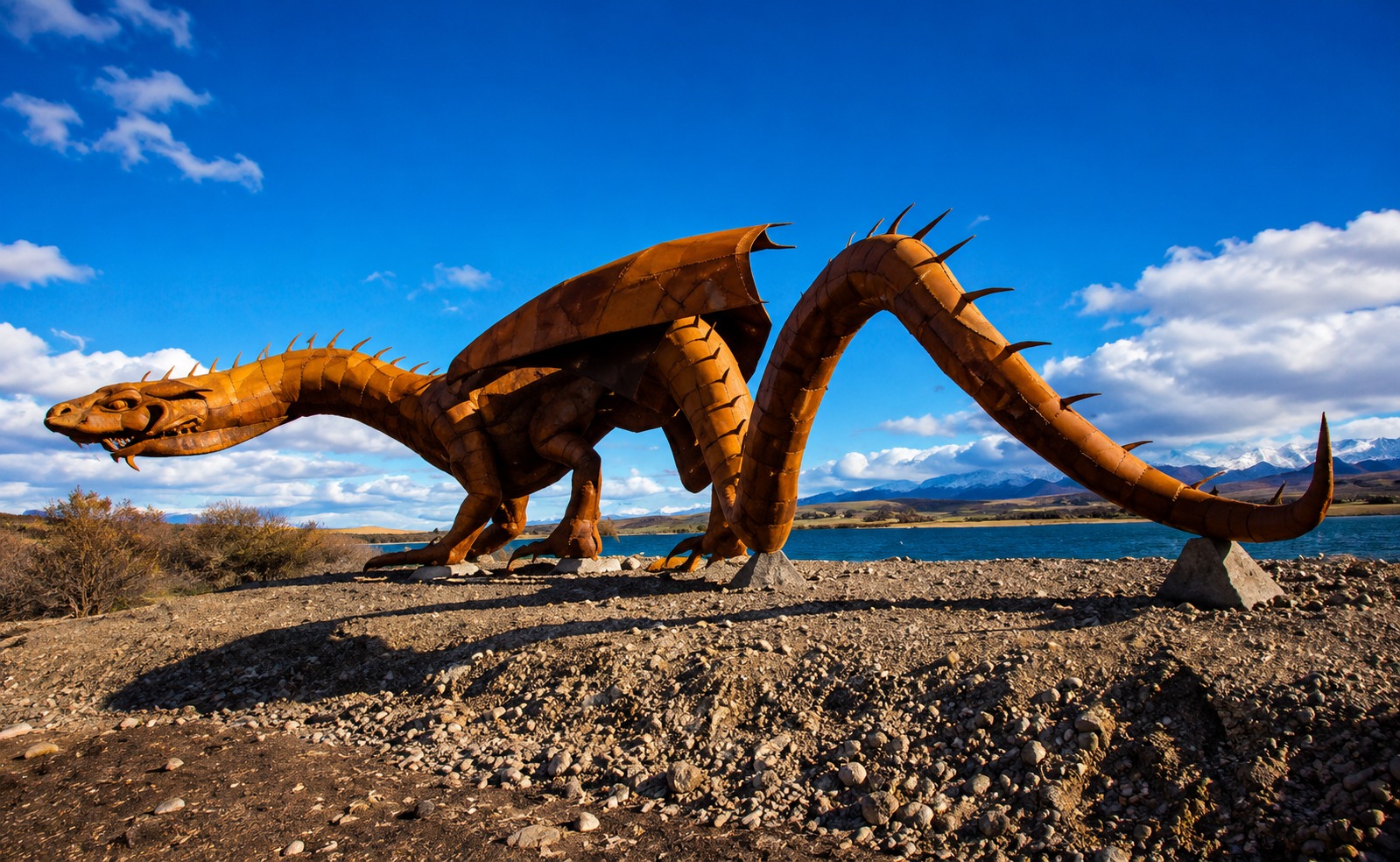 Escultura del Dragón: el nuevo símbolo turístico que todos quieren fotografiar en la cordillera de Chubut