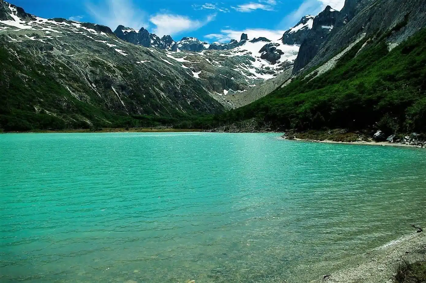 Laguna Esmeralda: El Espejo de Hielo Oculto en los Andes Fueguinos — Patagonia