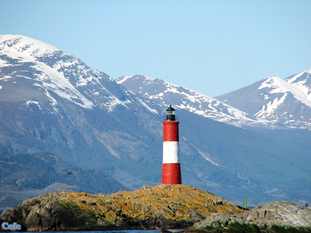 Faro Les Éclaireurs: El Centinela de la Frontera Azul — Patagonia
