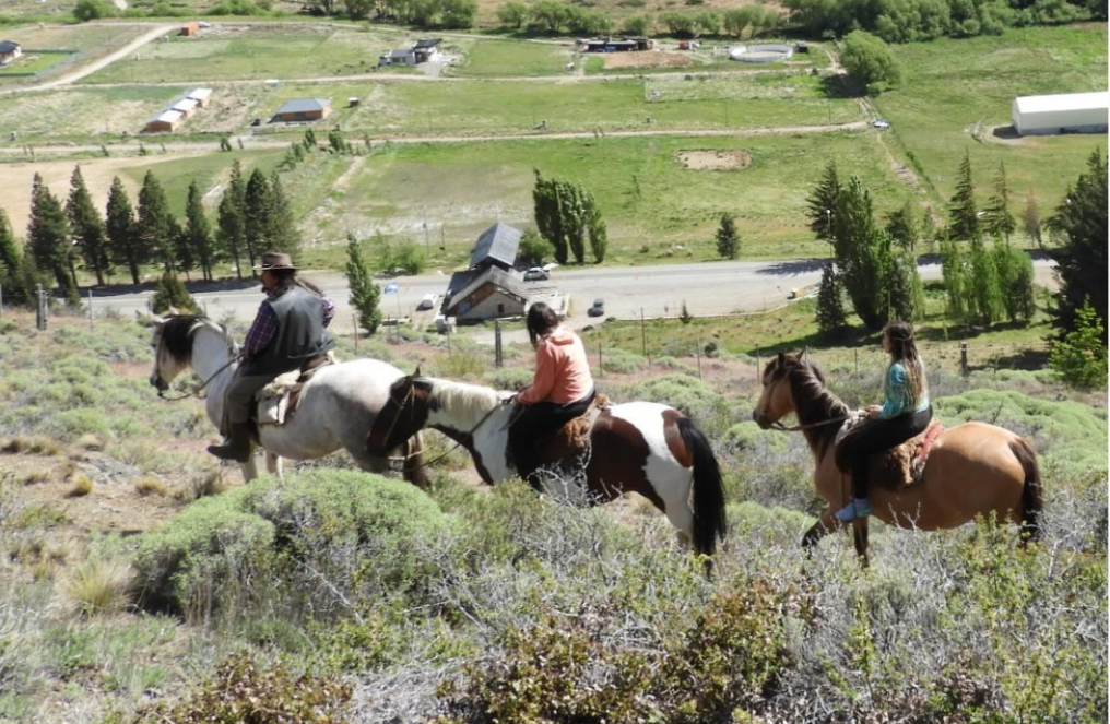 Cavalgada em família nas montanhas de Esquel, Patagônia argentina — foto 2