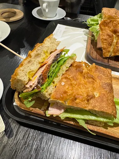 Ambiente aconchegante da Delicias de la Fuente Café em Trelew, Patagônia argentina — foto 5