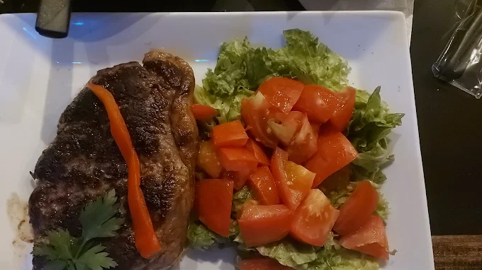 Fachada do Genesis Resto Bar no centro de Trelew, Patagônia argentina — foto 2