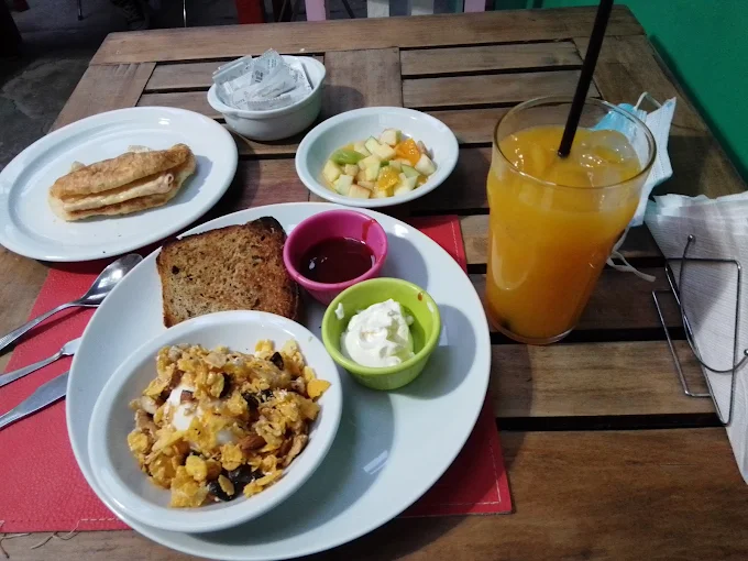 Interior vintage do café Bulevú em Trelew, Patagônia argentina — foto 3