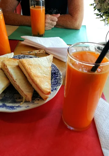 Interior vintage do café Bulevú em Trelew, Patagônia argentina — foto 4