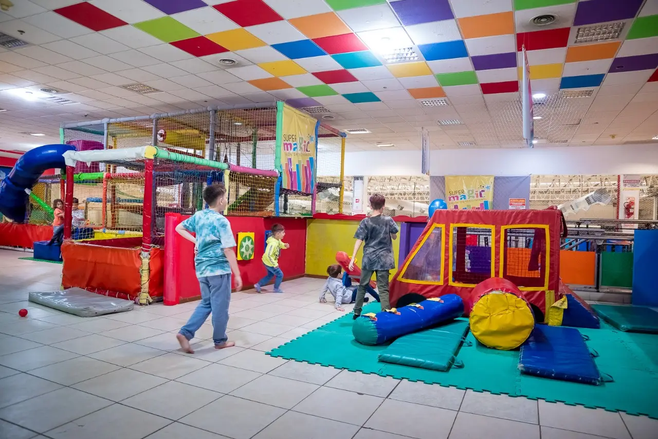 Salão de jogos e praça de alimentação do Super Magic em Trelew, Patagônia argentina — foto 3