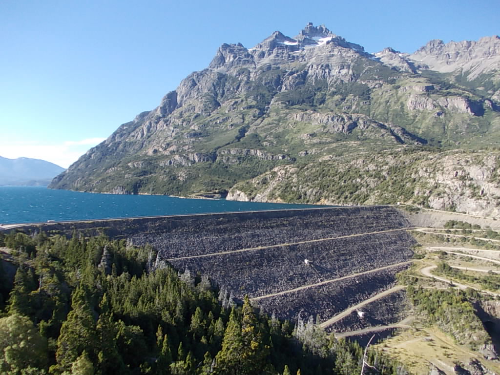 Complexo Hidrelétrico Futaleufú em Trevelin, Patagônia argentina, com represa e paisagem andina