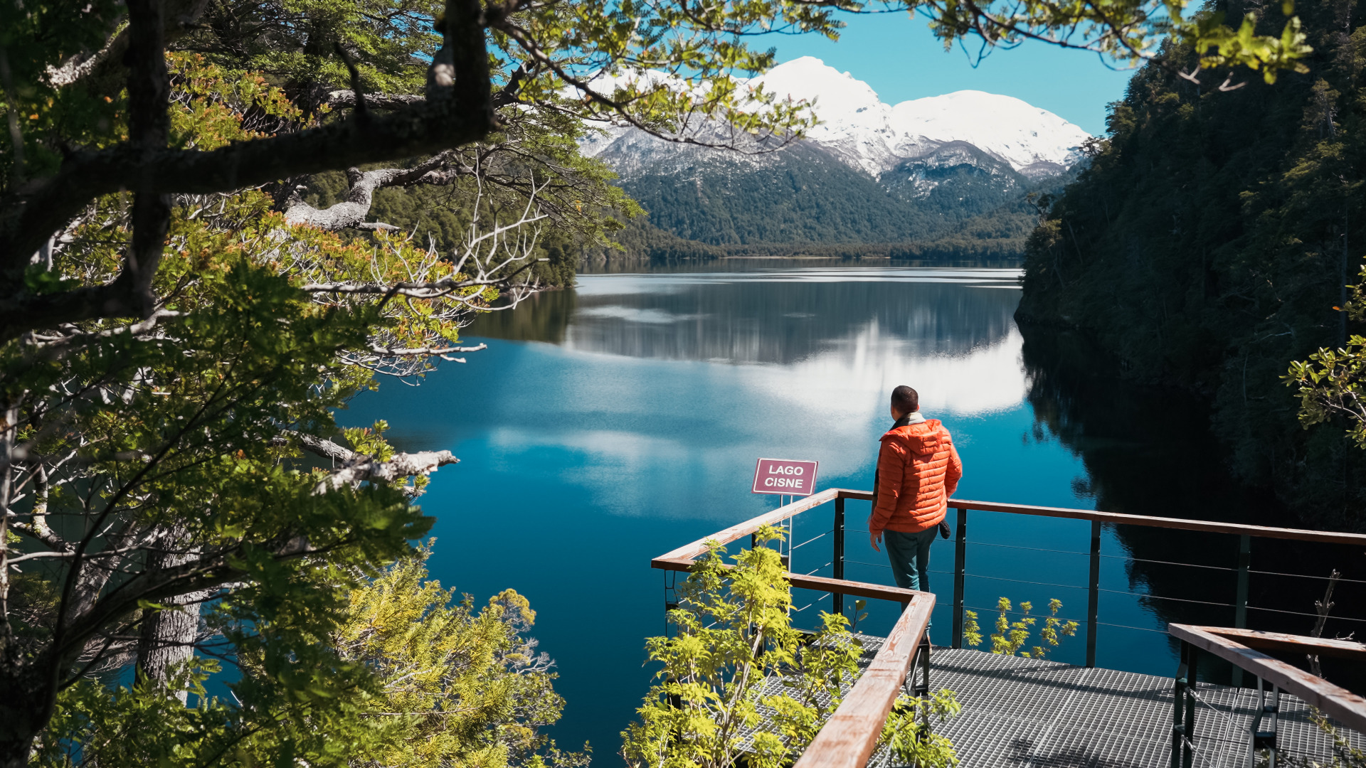 Embarcação cruzando o Lago Menéndez no Parque Nacional Los Alerces, Patagônia argentina