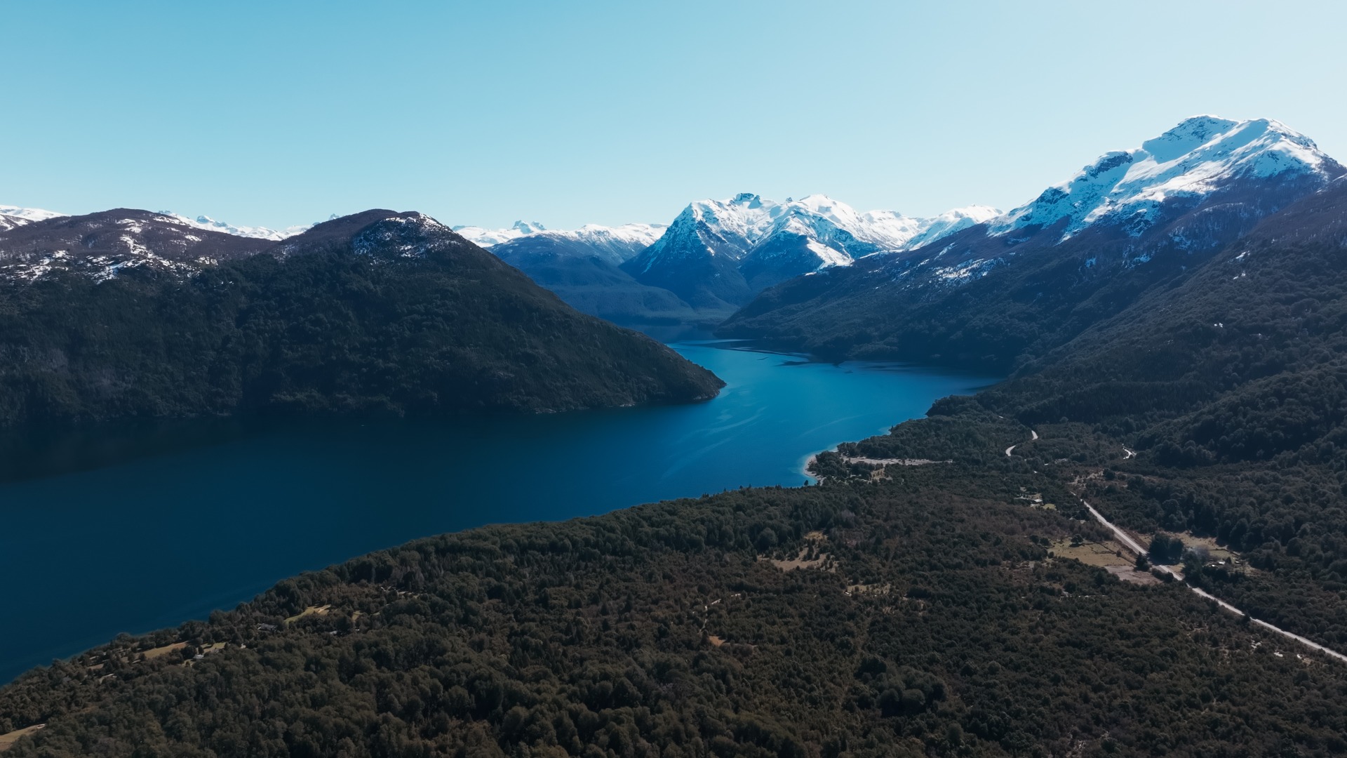 Trilha e paisagem do Parque Nacional Los Alerces, na Patagônia argentina
