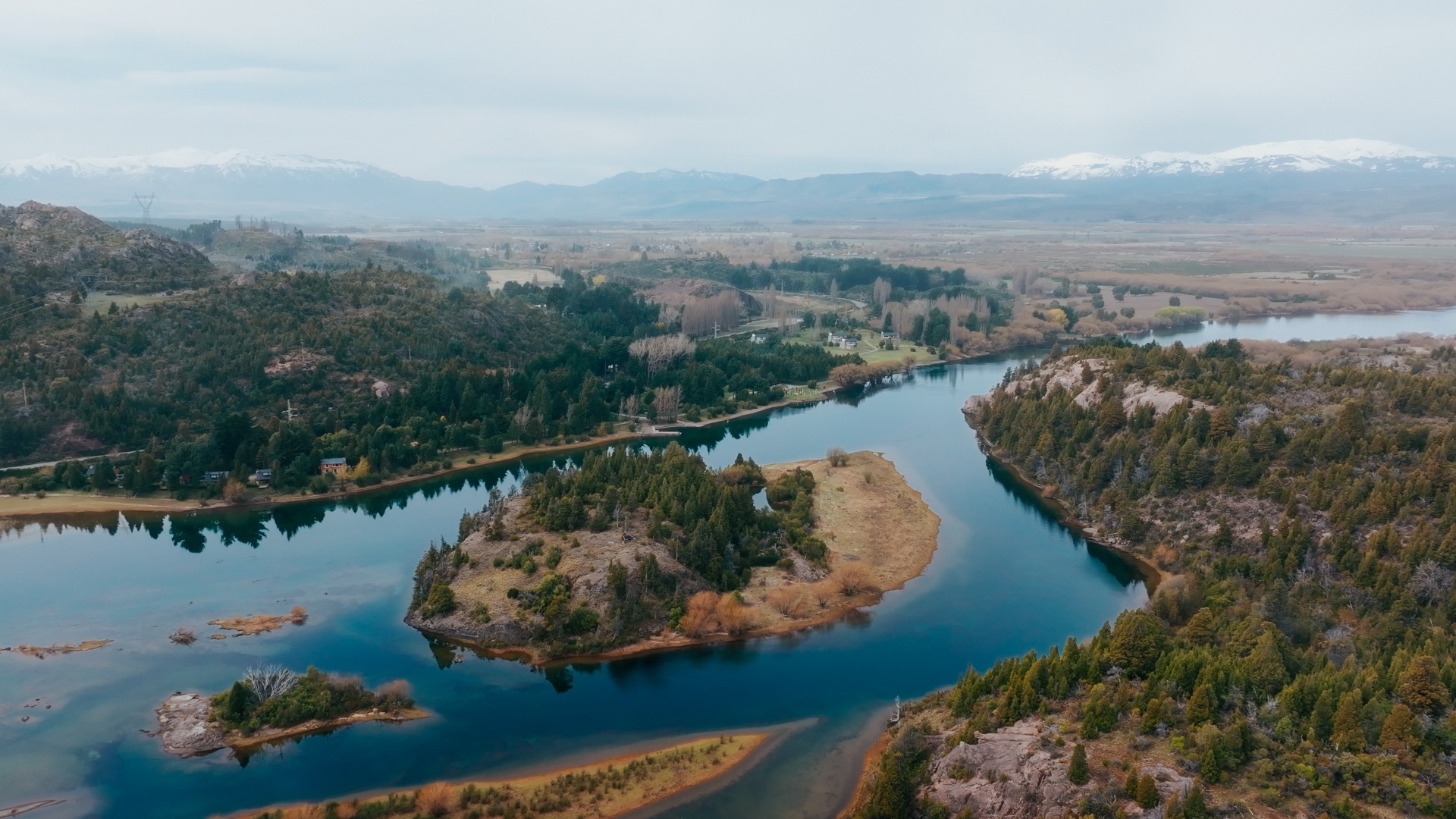 Paisagem do Parque Nacional Los Alerces em Trevelin, Patagônia Argentina, com lago e vegetação