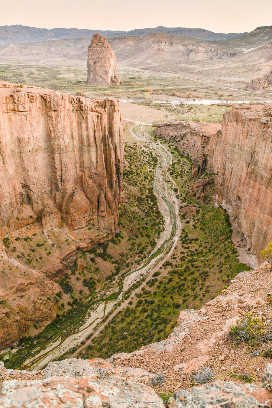 Formação rochosa Piedra Parada com mais de 240 metros de altura em Chubut, Patagônia argentina