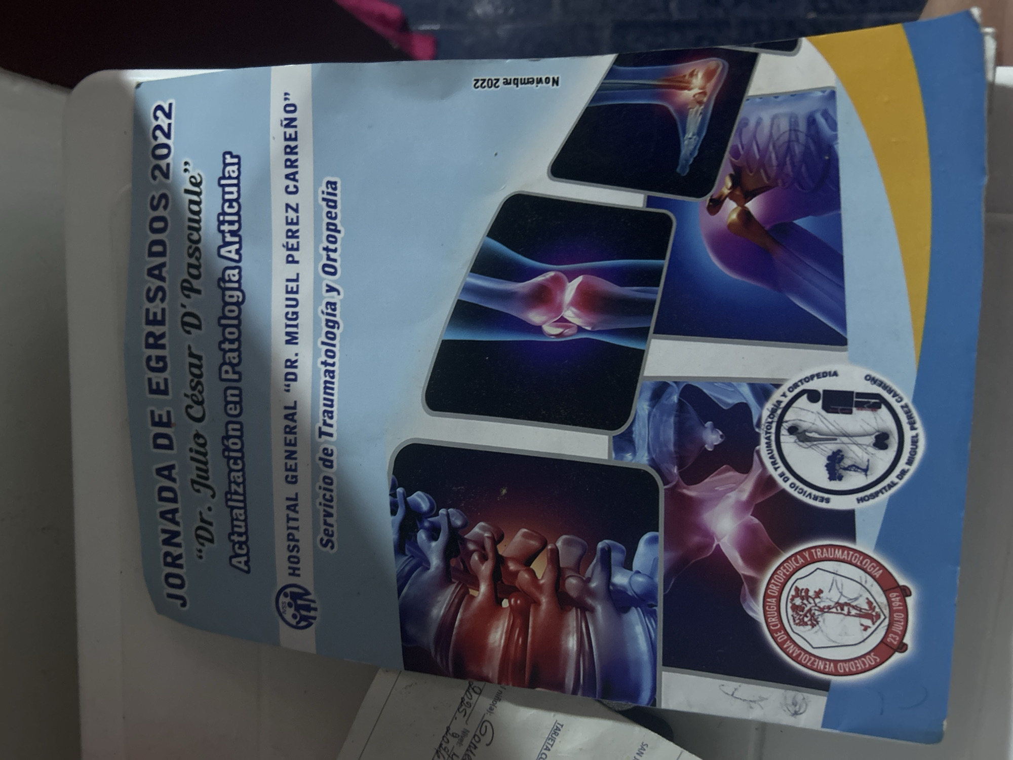 The image shows a book or program titled "JORNADA DE EGRESADOS 2022" (Graduate Day 2022), dedicated to "Dr. Julio César D' Pascuale," focusing on "Actualización en Patología Articular" (Update on Articular Pathology). It is associated with the "HOSPITAL GENERAL 'DR. MIGUEL PÉREZ CARREÑO'" (General Hospital 'Dr. Miguel Pérez Carreño') and its Servicio de Traumatología y Ortopedia (Traumatology and Orthopedics Service). The book features anatomical illustrations of joints and the spine. Also included are the logos for the "SOCIEDAD VENEZOLANA DE CIRUGIA ORTOPEDICA Y TRAUMATOLOGIA" (Venezuelan Society of Orthopedic Surgery and Traumatology) and the hospital, "HOSPITAL DR. MIGUEL PEREZ CARREÑO". The date "Noviembre 2022" (November 2022) appears on the cover. The image suggests this event is related to medical education and orthopedic specialization. The city is not mentioned in the image.