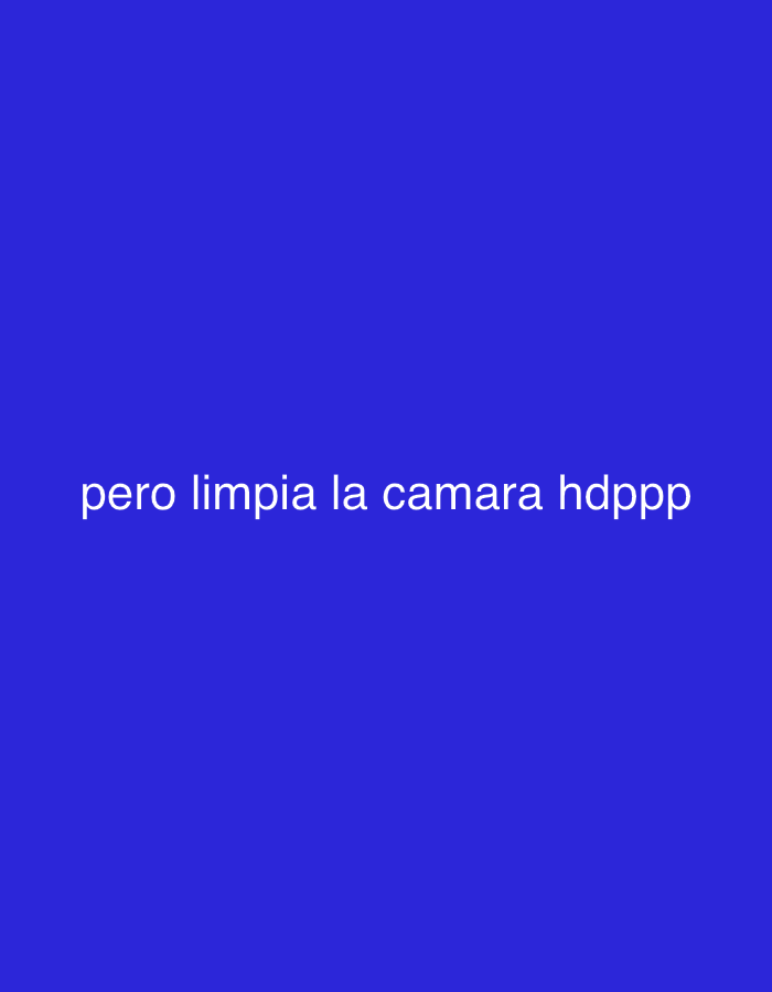 A digital image features a plain, solid, dark blue background with white text. The text, written in Spanish, reads "pero limpia la camara hdppp".
