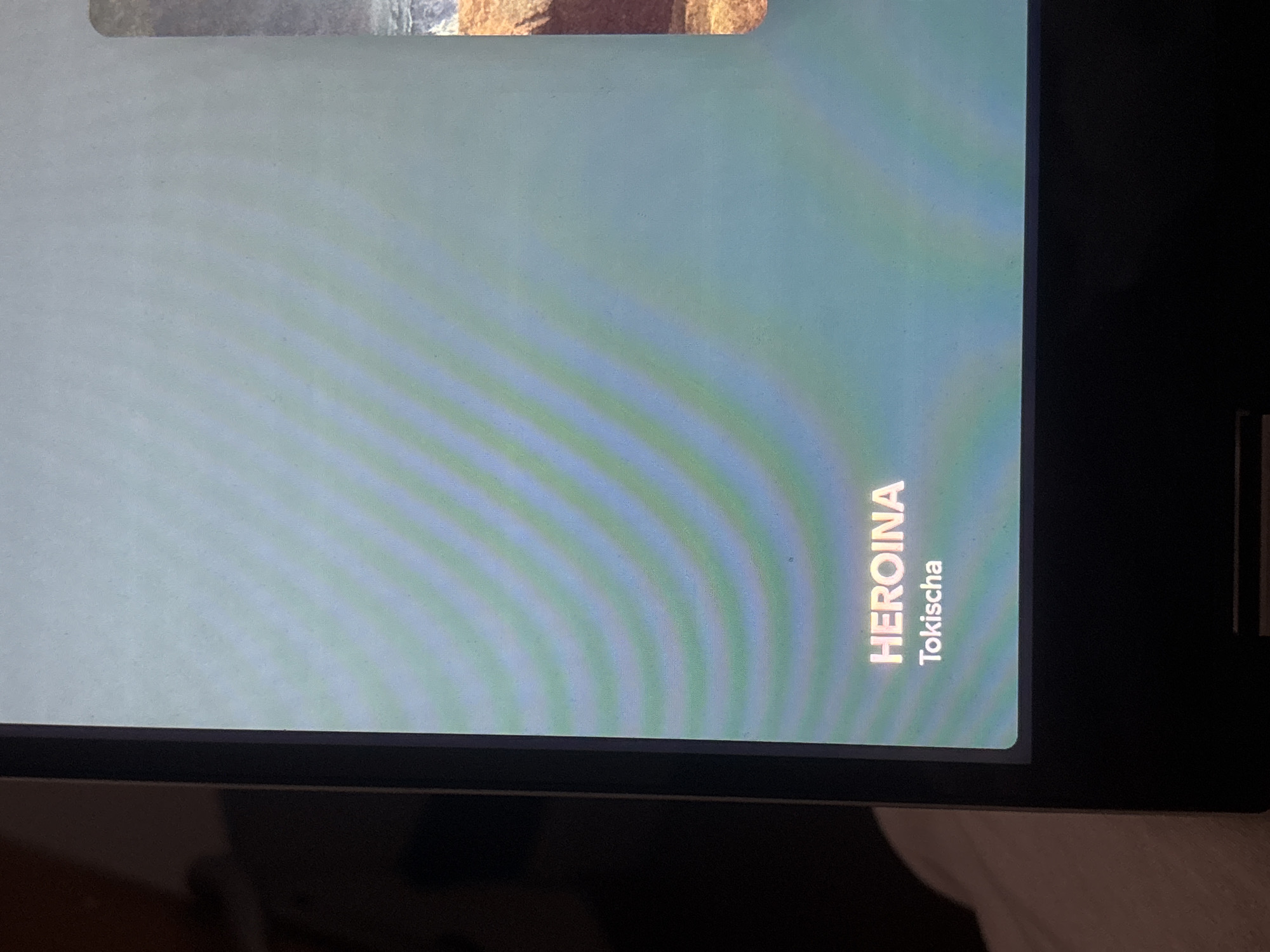 The image shows a screen displaying the word "HEROINA" vertically and "Tokischa" below it. The background is a light green color with subtle lines. The screen appears to be part of a tablet or computer, with a black bezel visible around the display. The location and details of Buenos Aires, Argentina cannot be determined from the image alone.