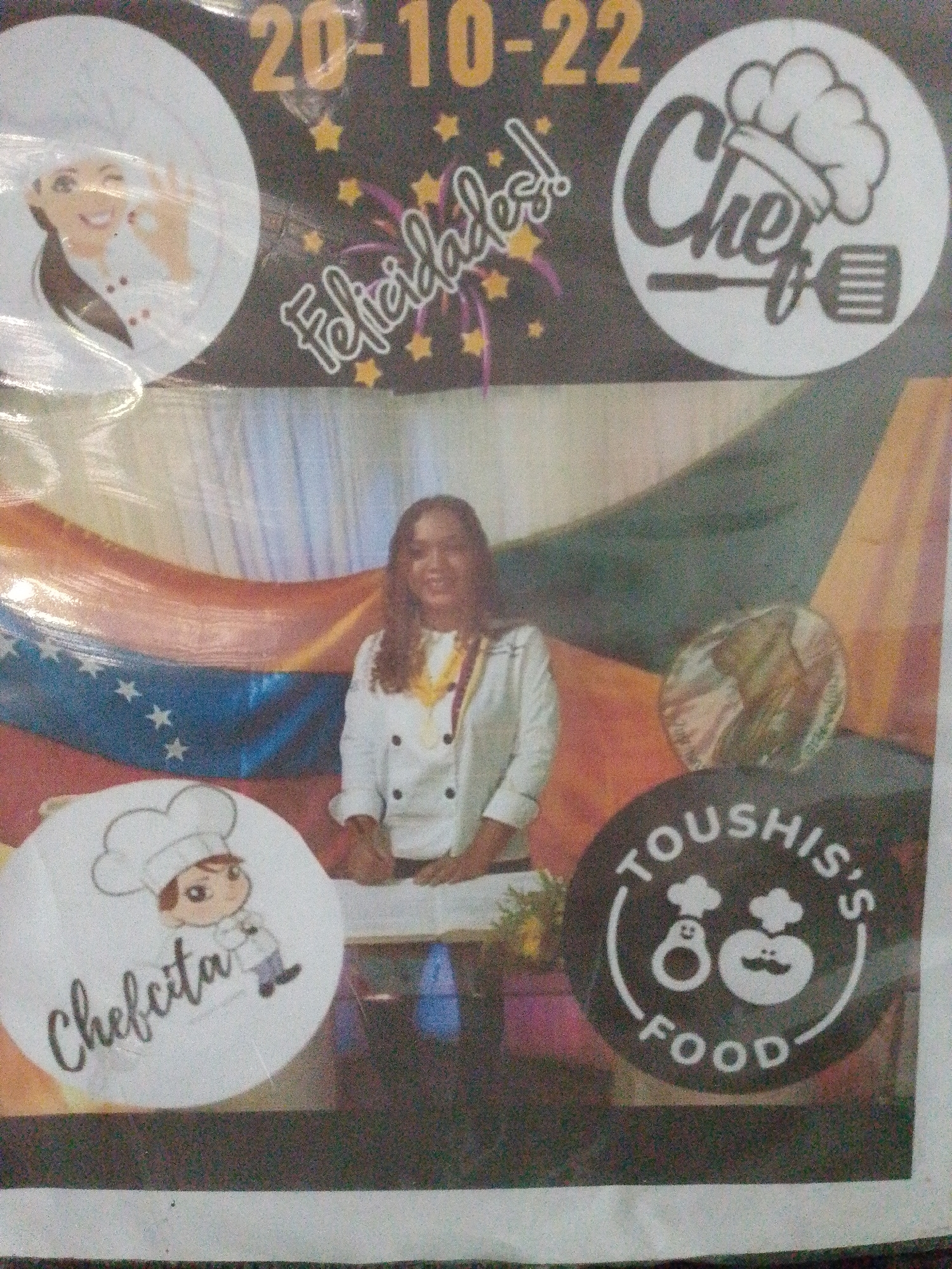 The image appears to be a celebratory poster, possibly for a chef or cooking-related event. The date "20-10-22" is displayed at the top. The word "Felicidades!" is also present.
A woman stands in the center, wearing a white chef's coat with gold details. Behind her is the flag of Venezuela, suggesting the image is taken in Venezuela.
There are several round images surrounding the woman. One shows a female chef making an "okay" gesture. Another shows a chef's hat and a spatula, with the word "Chef." A third shows a cartoon chef labeled "Chefcita." The fourth has a circular logo reading "TOUSHIS'S FOOD."
Based on the presence of the Venezuelan flag and the reference to the city of Tinaquillo, the event likely took place in Tinaquillo, Venezuela.