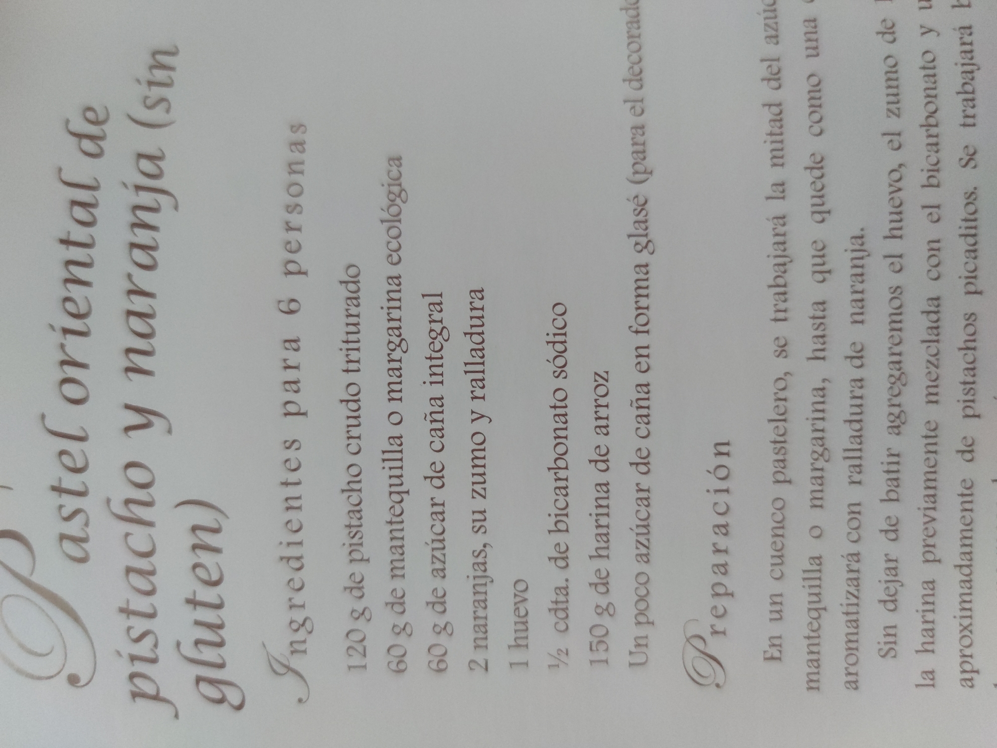 The image shows a recipe for "Pastel oriental de pistacho y naranja (sin gluten)" or Oriental Pistachio and Orange Cake (gluten-free). The ingredient list, written in Spanish, is for 6 servings and includes pistachios, butter or ecological margarine, integral cane sugar, oranges (juice and zest), an egg, baking soda, rice flour, and cane sugar for glazing. Instructions for the preparation of the cake are also included.