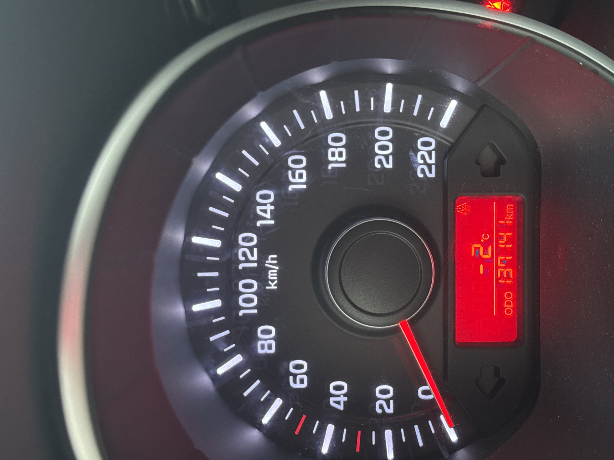 The image shows a car's instrument panel. The speedometer reads approximately 2 km/h. A digital display indicates an outside temperature of -2 degrees Celsius and an odometer reading of 137,141 km.