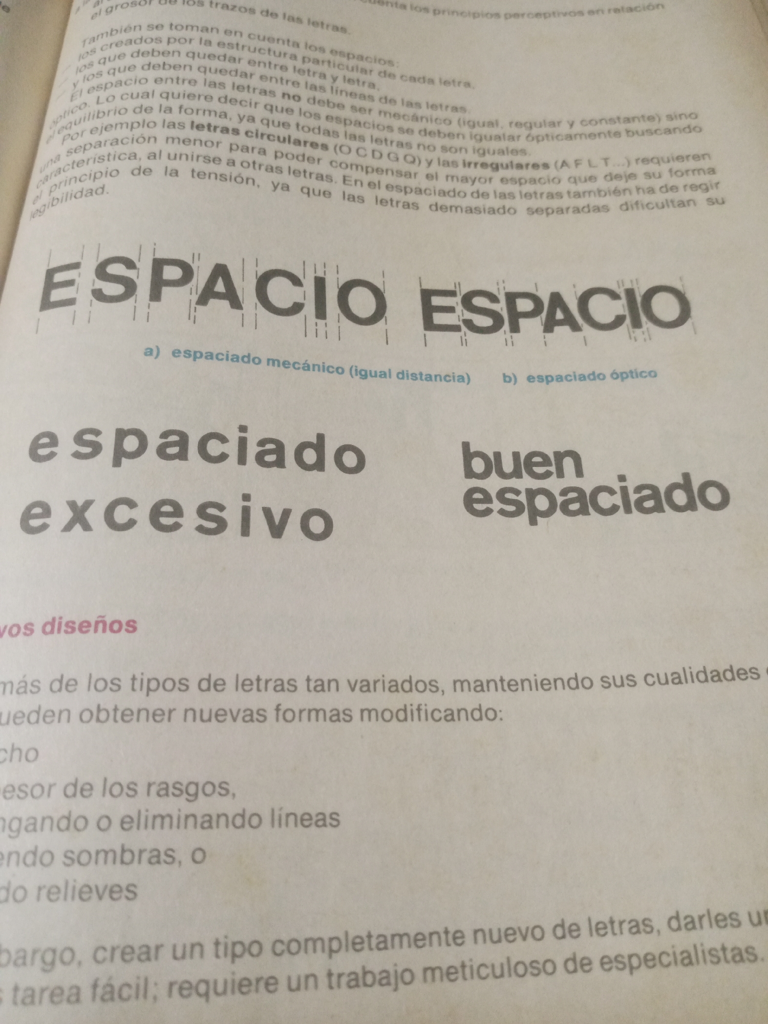The image shows a page from a book or manual discussing typography and letter spacing. The text is in Spanish. Prominently displayed are the words "ESPACIO ESPACIO" in large, bold, capital letters, with vertical lines suggesting spaces between them. Below this, there are examples of letter spacing: "espaciado excesivo" (excessive spacing) and "buen espaciado" (good spacing). The page also contains explanations of different types of spacing, mentioning "espaciado mecánico (igual distancia)" (mechanical spacing - equal distance) and "espaciado óptico" (optical spacing). The environment appears to be an indoor setting, likely a study or workspace, with the image taken from a slightly angled perspective. There is no information about Santa Ana, Venezuela in the image.