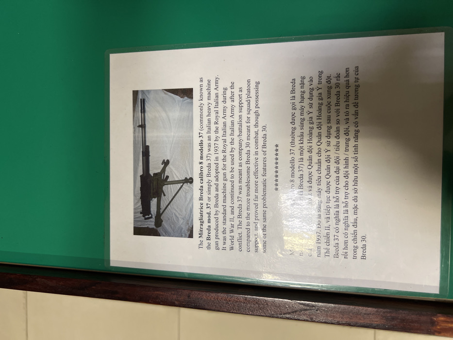 The text describes the Mitragliatrice Breda calibro 8 modello 37, commonly known as the Breda mod. 37, an Italian heavy machine gun adopted in 1937 by the Royal Italian Army. It was the standard machine gun for the Royal Italian Army during World War II. The Breda 37 was intended for company/battalion support, proving more effective in combat than the troublesome Breda 30, despite sharing some problematic features. The Vietnamese translation describes the same information.