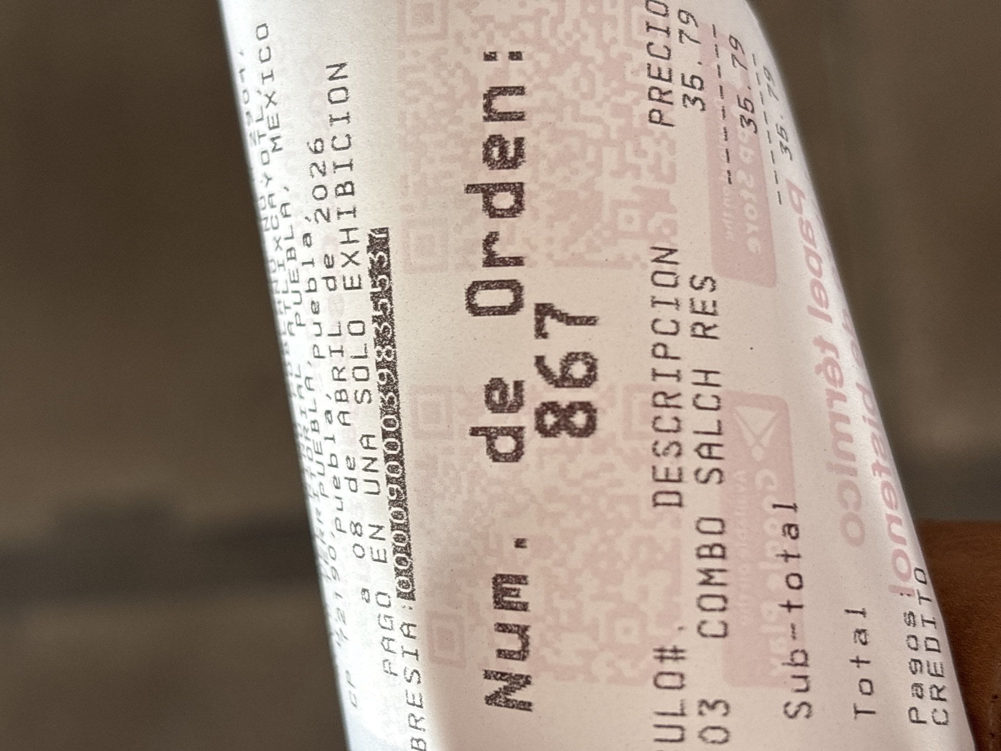 The image shows a receipt, likely from a restaurant or store in Puebla, Mexico. The address on the receipt is 72190 PUEBLA, Puebla, YOTL, MEXICO. The order number is 867, and the receipt includes a purchase of "COMBO SALCH RES" priced at 35.79. The subtotal and total are both 35.79, and the payment was made by credit card. The date on the receipt indicates that the payment was made by April 8, 2026. The receipt also has a barcode.