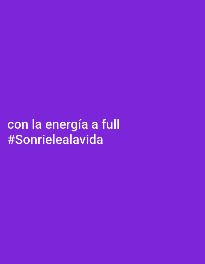 The image is a solid purple background with the text "con la energía a full #Sonrielealavida" in white near the bottom left.