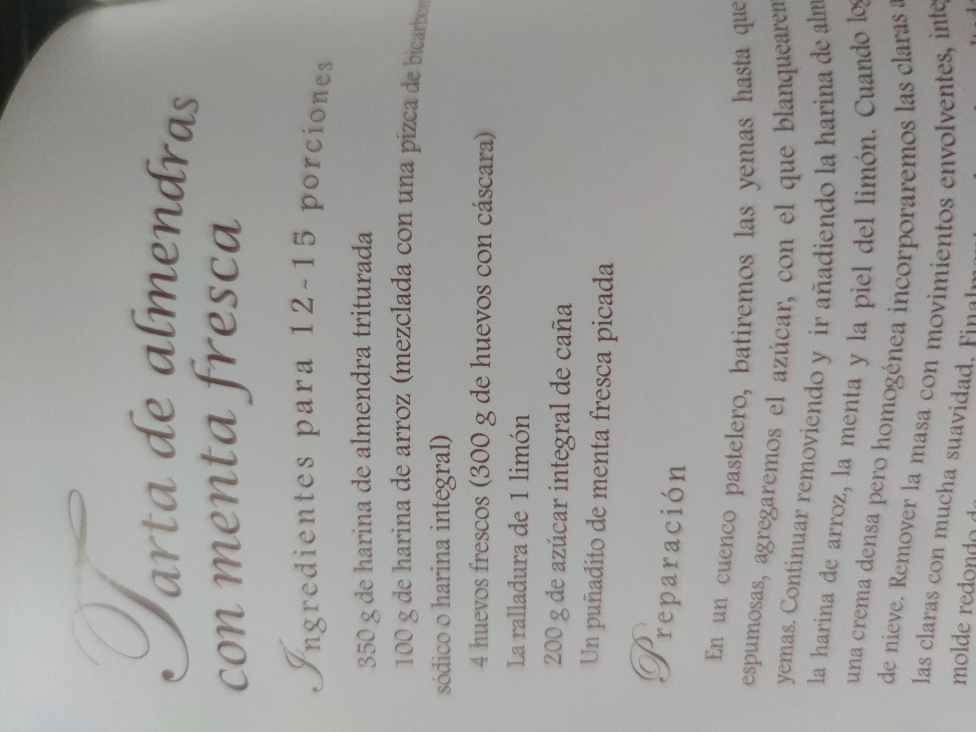 This image shows a recipe for an almond tart with fresh mint. The text is in Spanish. The list of ingredients includes almond flour, rice flour, eggs, lemon zest, cane sugar, and fresh mint. The preparation instructions detail how to mix the ingredients.