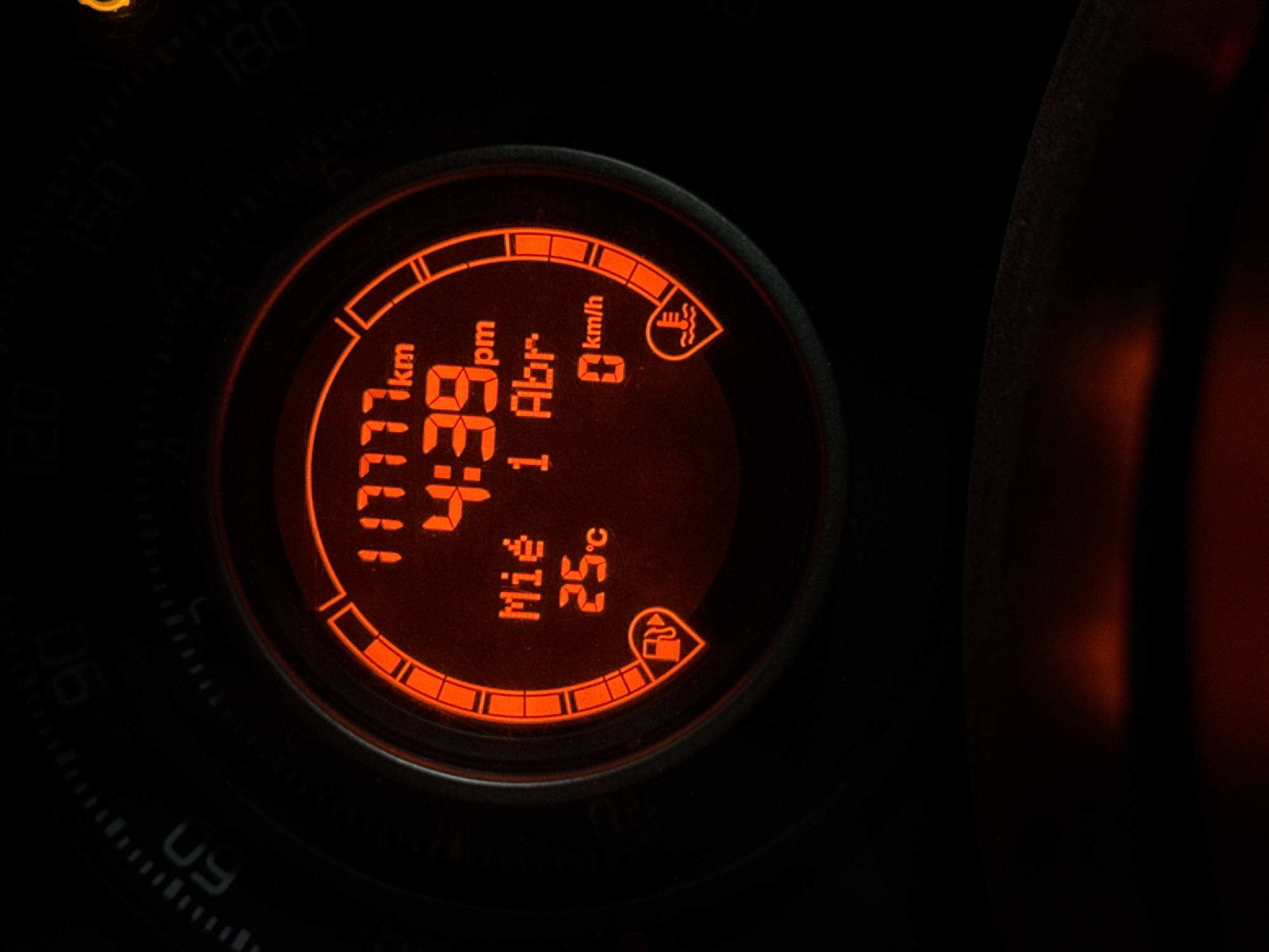 The image shows a dashboard display of a vehicle. The odometer reads 11,777 km. The time is 4:39 PM. The date is Wednesday, April 1st. The outside temperature is 25°C. The vehicle is stationary (0 km/h). The display also indicates fuel level and engine coolant temperature. The surrounding environment is dark, suggesting nighttime or a dimly lit interior. No specific location within Puebla, Mexico, can be determined from the image.