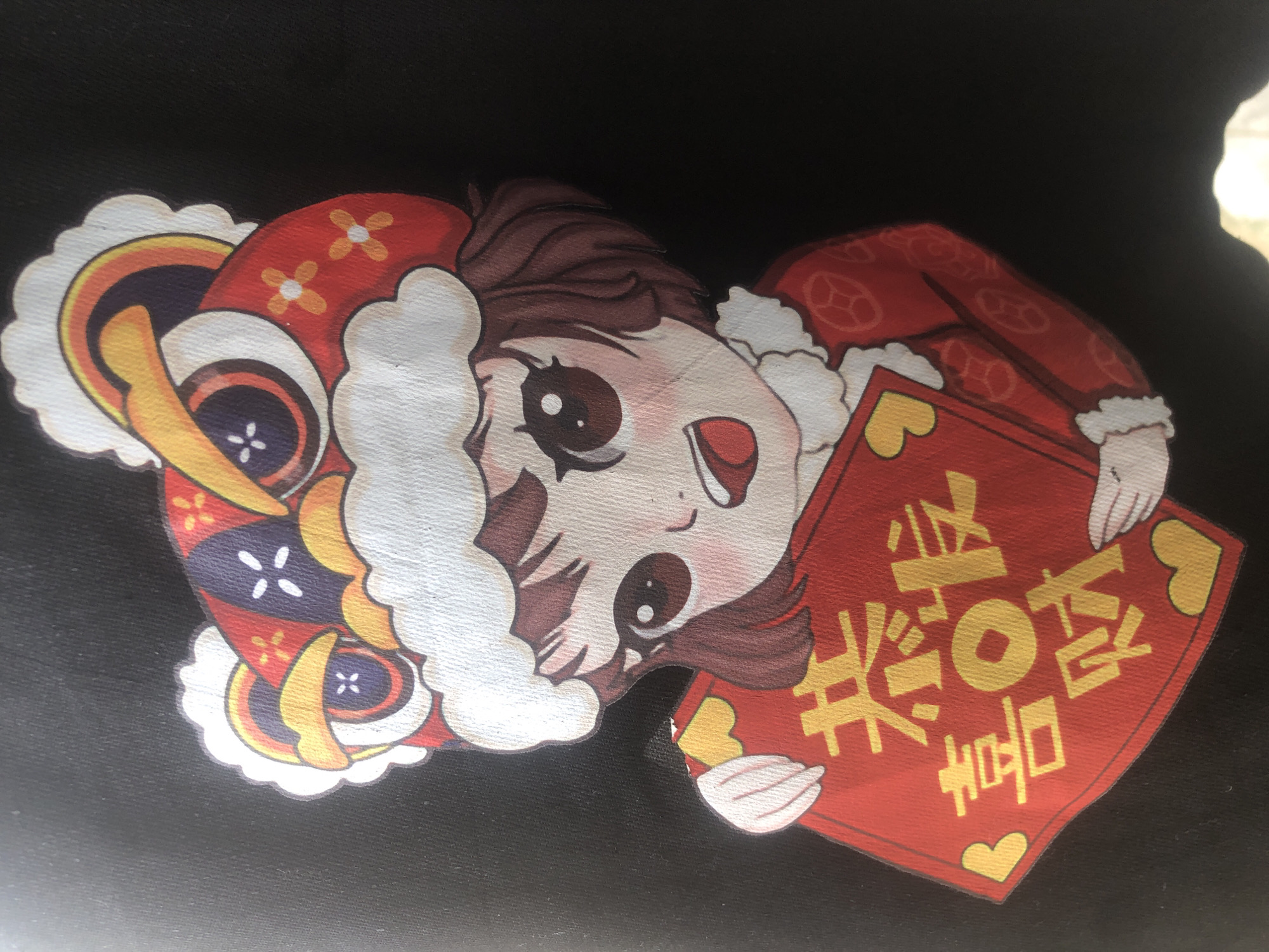 An image displays a colorful, stylized cartoon character, possibly a child, depicted against a plain black, slightly textured background. The character, rendered in an anime-like art style, is smiling broadly with a cheerful expression, and its head is tilted. It has large, dark eyes and reddish-brown hair.
The character is wearing a festive red outfit that resembles a traditional Chinese lion dance costume or a winter coat, featuring white fluffy trim around the hood, collar, and cuffs. The left side of the character's head is adorned with elaborate patterns in red, gold, orange, and dark purple, characteristic of a lion's head from a lion dance. Small white or orange floral patterns are visible on the red parts of the costume, and small white cross-shaped patterns are on the dark purple sections.
The character holds a rectangular red banner or sign with both hands. The banner features prominent golden Chinese characters and two small golden heart shapes, one at the top right and one at the bottom left. The primary characters on the banner are "招财" (Zhāo Cái), meaning "attract wealth." Below these, smaller characters "进宝" (Jìn Bǎo) are visible, completing the common Chinese New Year greeting "招财进宝," which signifies "ushering in wealth and treasures." The overall impression is one of festivity and good fortune, commonly associated with celebrations like Chinese New Year.