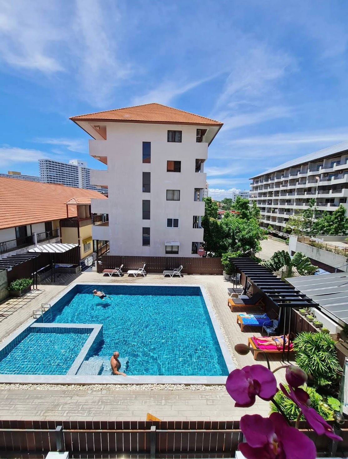 Pattaya heights condo in Thrappraya photo 1
