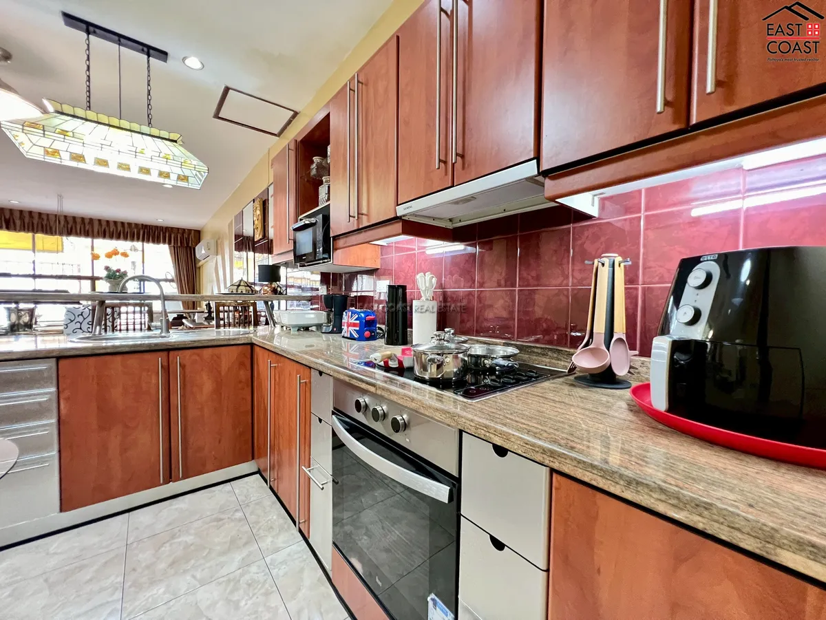 Renovated Two Bedroom at Dream Properties photo 9