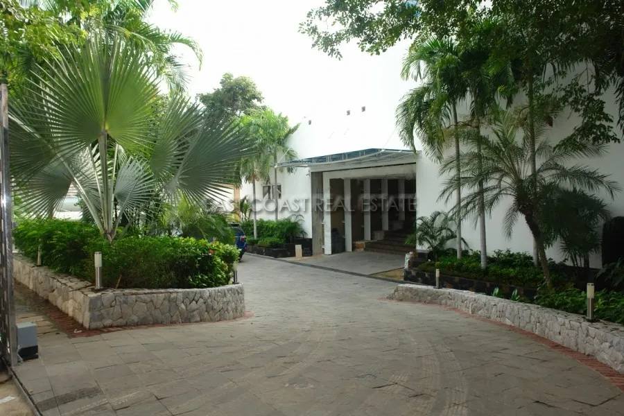 Cosy Beach Mansion photo 38