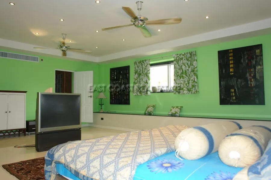 Cosy Beach Mansion photo 34